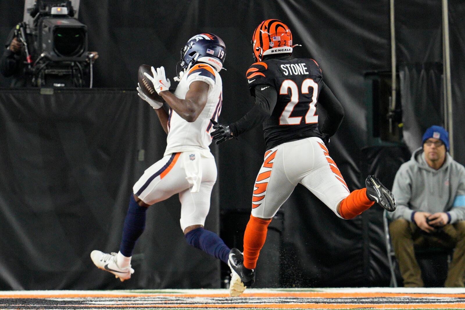 Denver Broncos wide receiver Marvin Mims Jr. (19) makes a catch in front of Cincinnati Bengals safety Geno Stone (22) for a touchdown during the second half of an NFL football game in Cincinnati, Saturday, Dec. 28, 2024. (AP Photo/Jeff Dean)