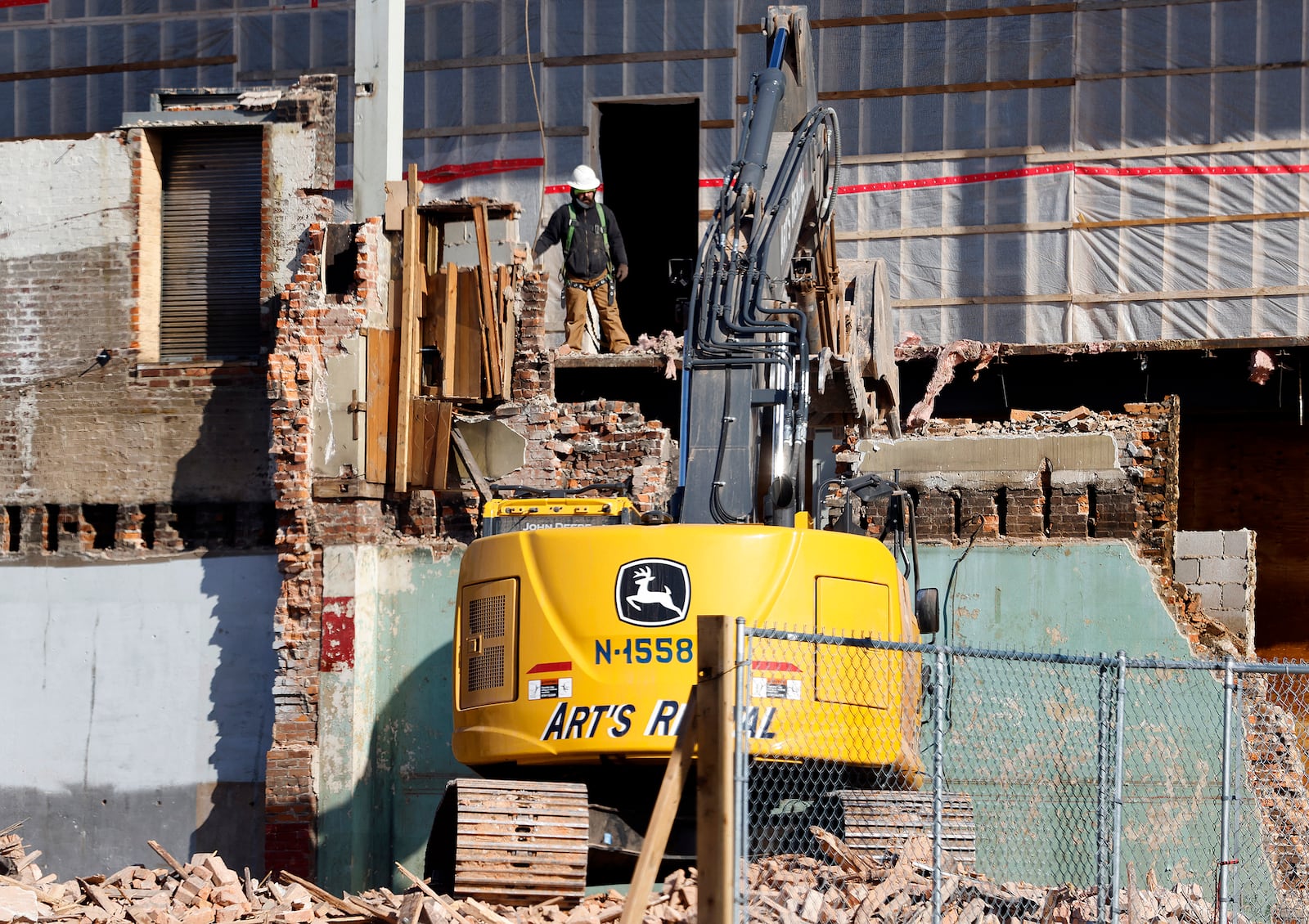 Construction and demolition workers along Third Street continue to work Wednesday, Jan. 22, 2025 even in the extreme cold weather. MARSHALL GORBY\STAFF