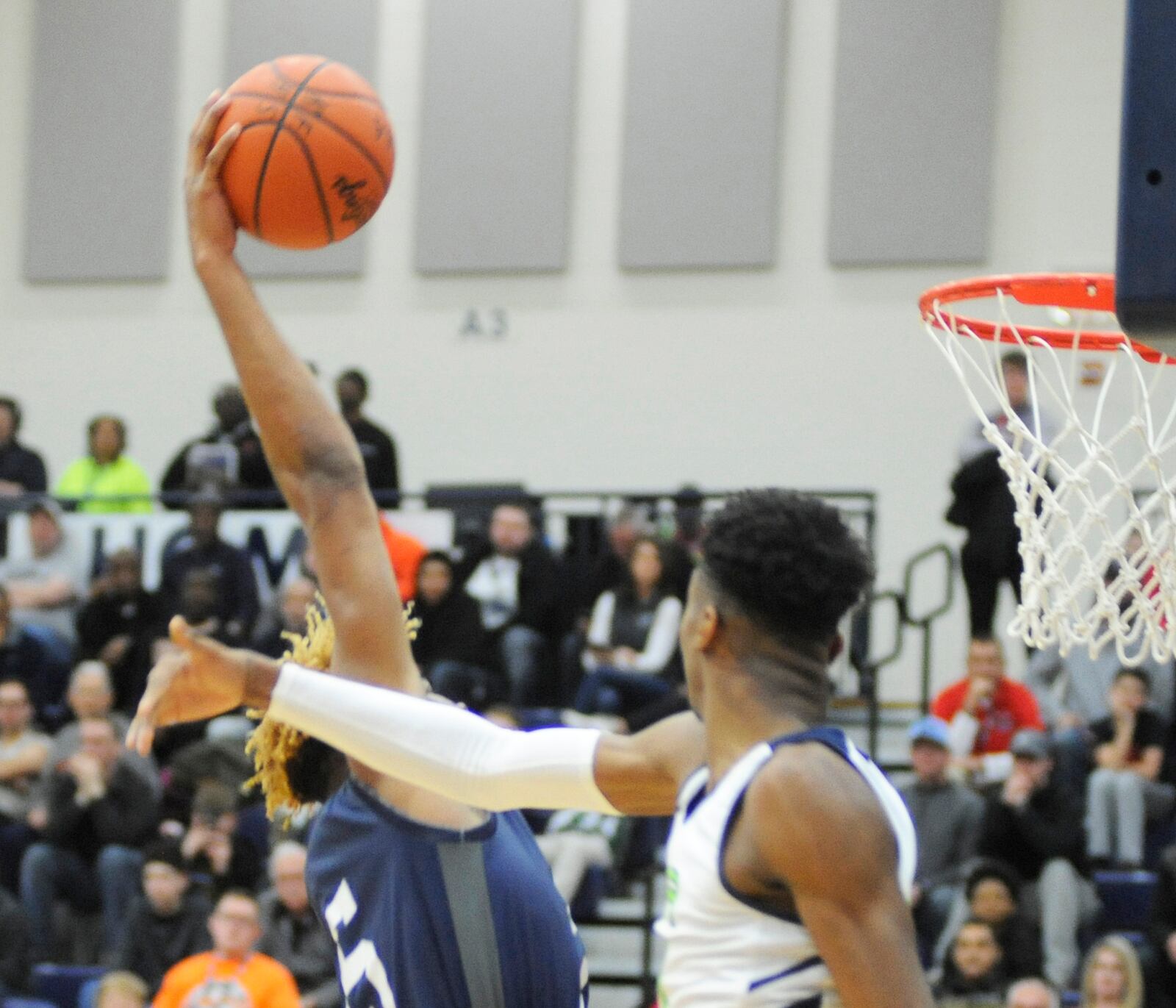 Bella Vista’s Terry Armstrong (with ball) had 30 points and nearly double digits in jams. MARC PENDLETON / STAFF