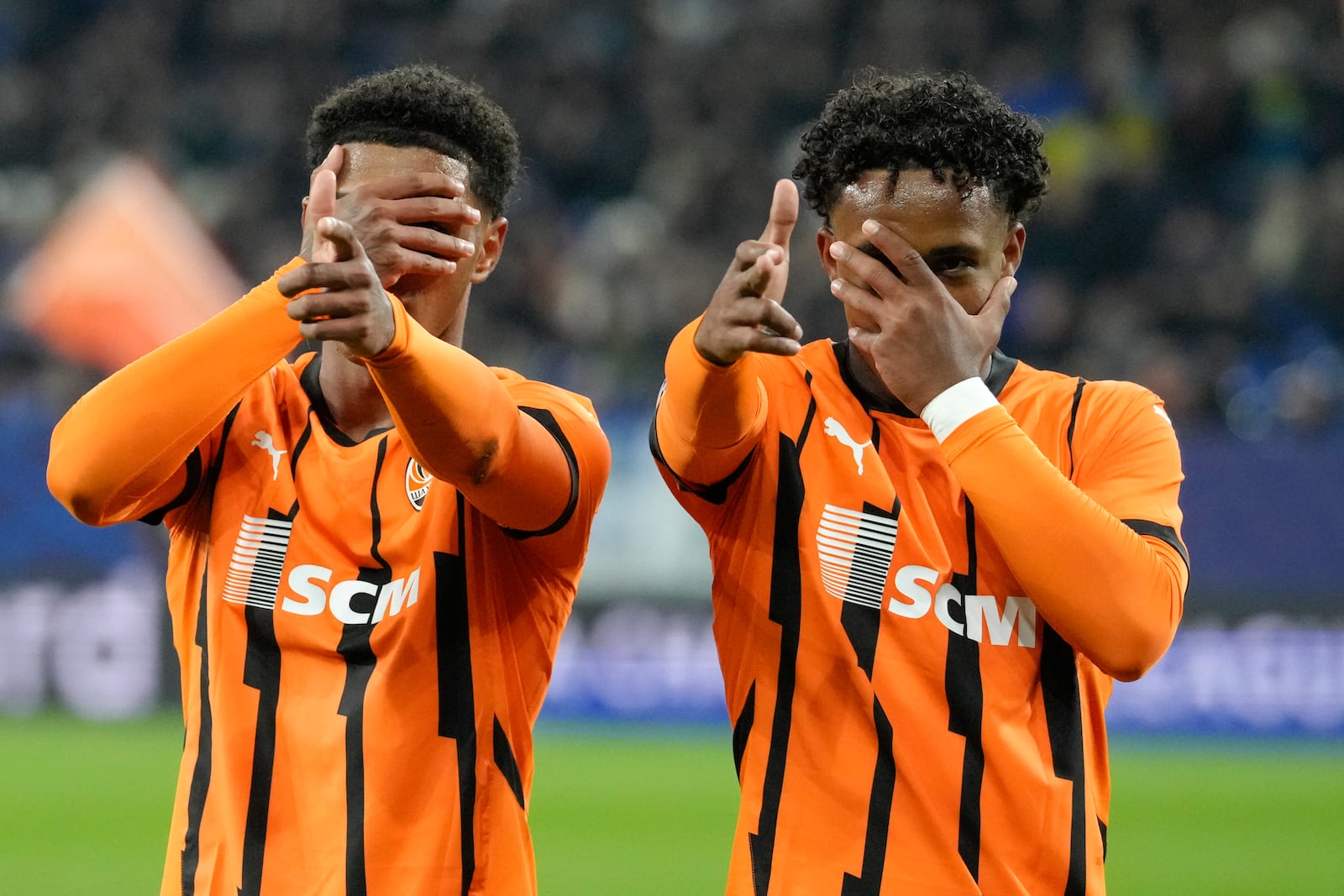 Shakhtar's Kevin, right, celebrates after scoring his side's first goal during the Champions League opening phase soccer match between Shakhtar Donetsk and Stade Brest at the Arena AufSchalke in Gelsenkirchen, Germany, Wednesday Jan. 22, 2025. (AP Photo/Martin Meissner)