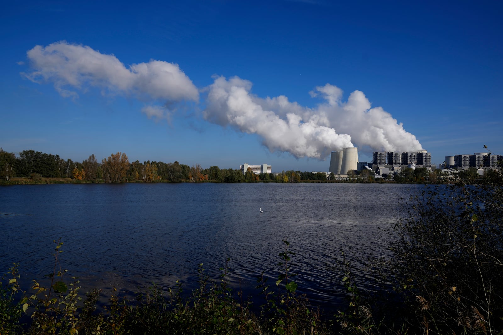 The Jaenschwalde coal-fired power plant operates in Jaenschwalde, Germany, Wednesday, Oct. 16, 2024. (AP Photo/Matthias Schrader)