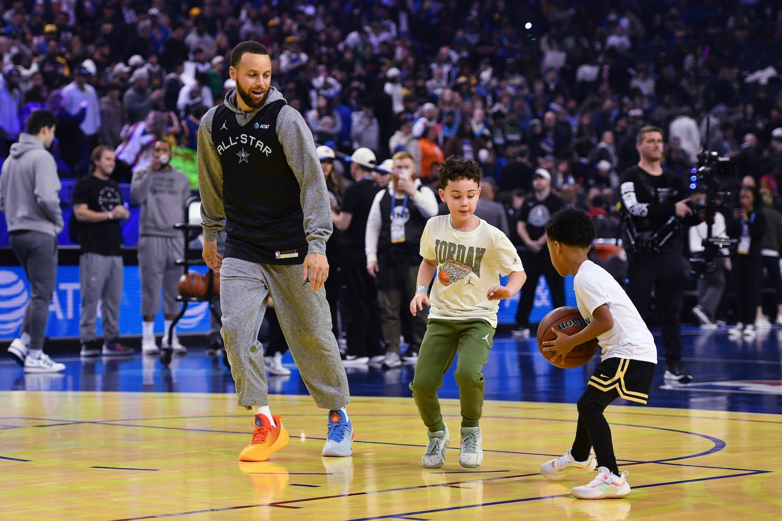 Golden State Warriors' Stephen Curry plays basketball with some children during practice for the NBA All-Star basketball game, Saturday, Feb. 15, 2025, in Oakland, Calif. (Jose Carlos Fajardo/Bay Area News Group via AP)