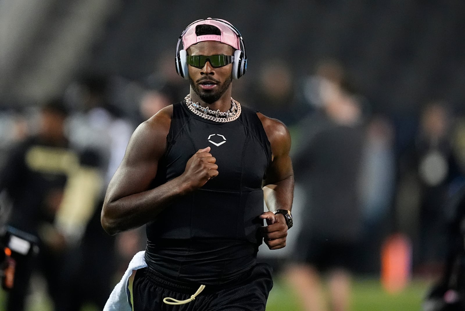 Colorado quarterback Shedeur Sanders warms up before an NCAA college football game against Cincinnati, Saturday, Oct. 26, 2024, in Boulder, Colo. AP Photo/David Zalubowski)