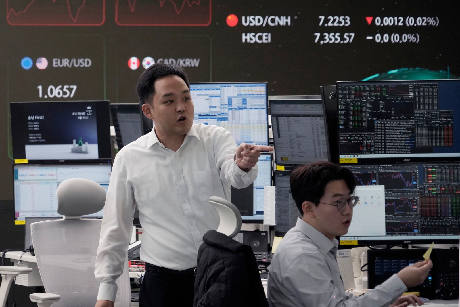 FILE - Currency traders work at the foreign exchange dealing room of the KEB Hana Bank headquarters in Seoul, South Korea, Tuesday, Nov. 12, 2024. (AP Photo/Ahn Young-joon, File)