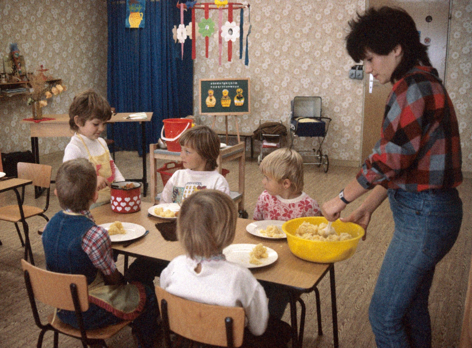 Mealtime at the kindergarten on Wieckerstrasse in the Berlin district of Hohenschönhausen, in November 1987. (Zentralbid/DPA via AP)