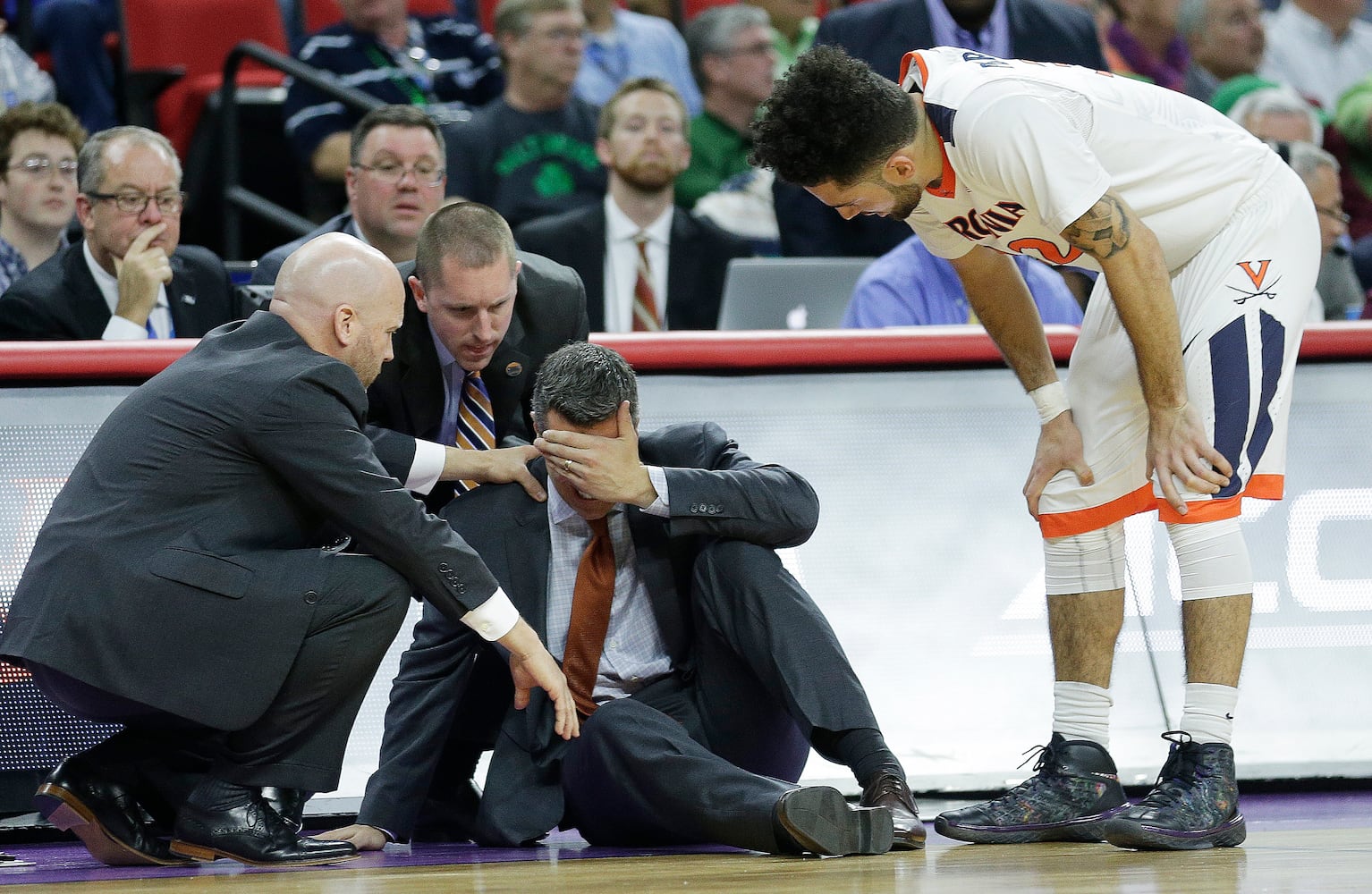 Virginia coach collapses at NCAA tourney