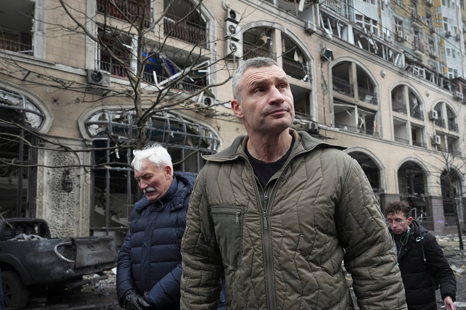 Mayor of Kyiv Vitali Klitschko inspects damage around a residential building hit by a Russian rocket attack, in Kyiv, Ukraine, Friday, Dec. 20, 2024. (AP Photo/Efrem Lukatsky)