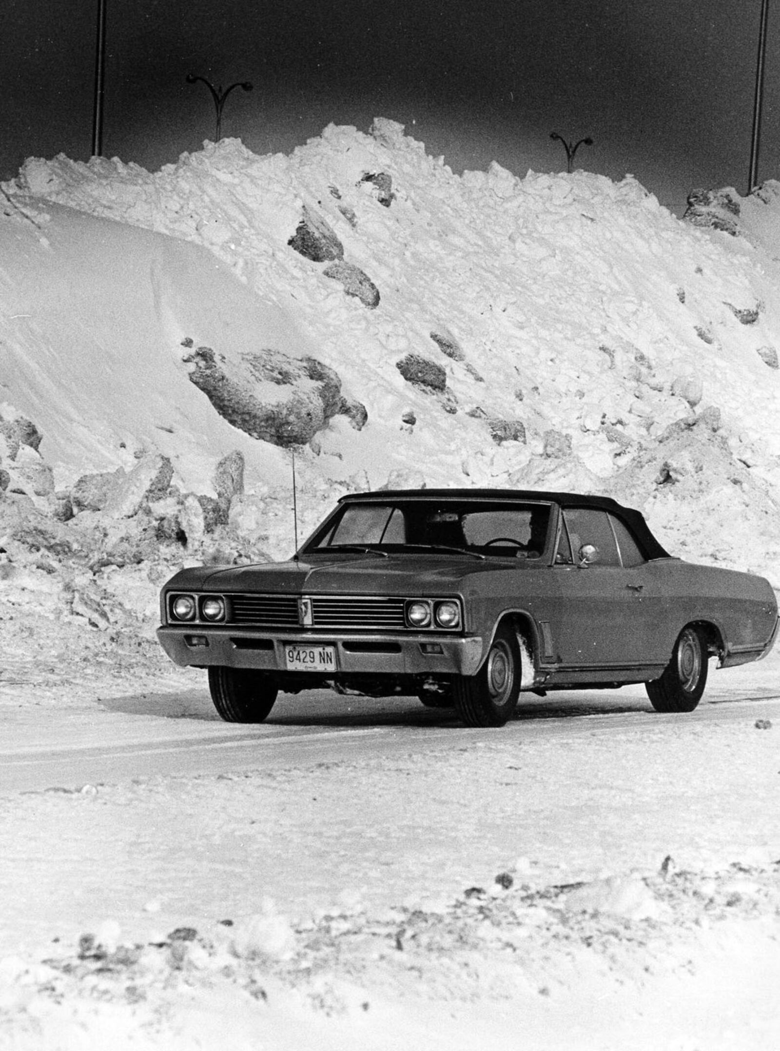 A lone car makes his way past a wall of snow along Woodman Drive, January 29, 1978.