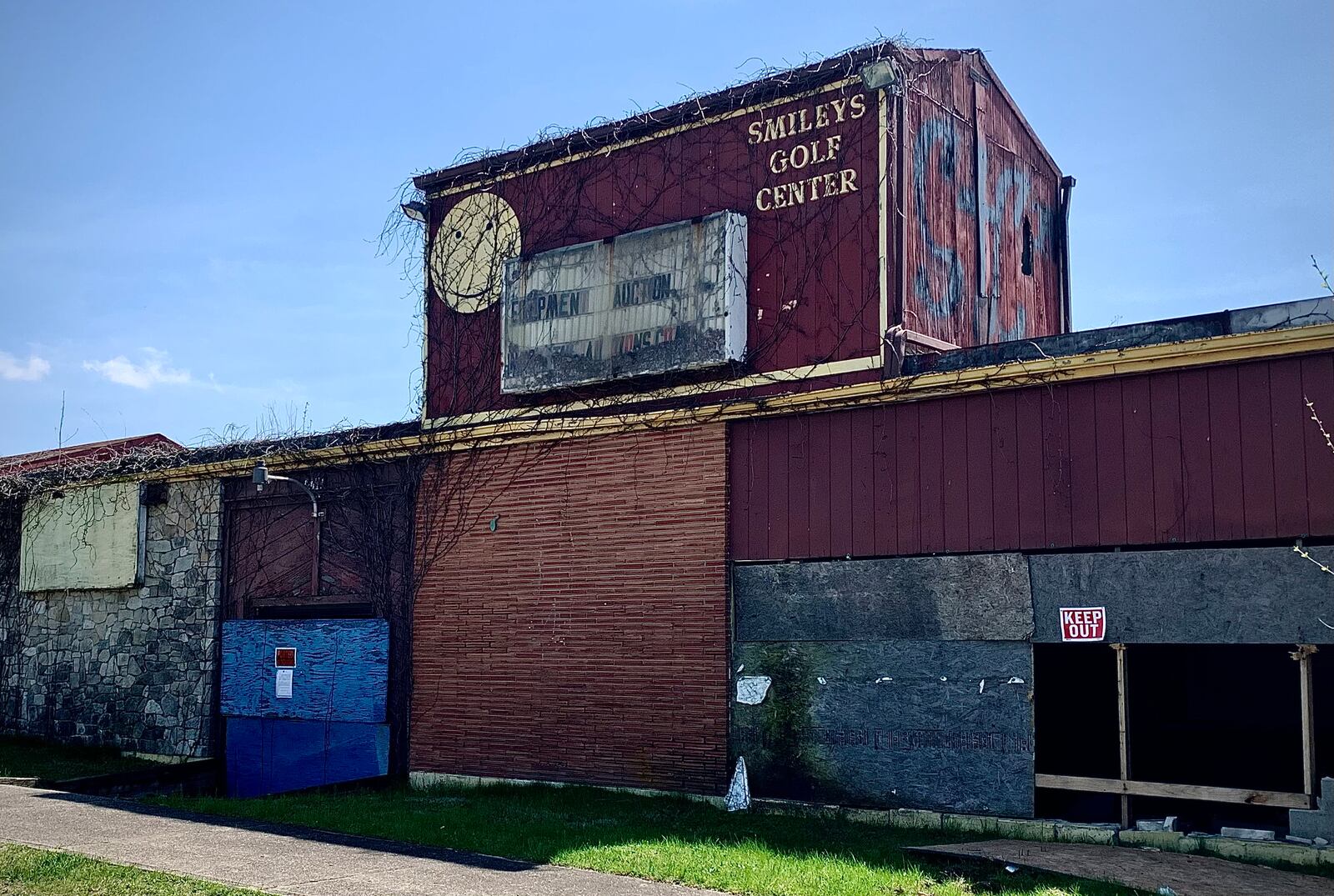 The former Smiley's Golf Center on Linden Avenue in Riverside sits boarded up on Monday, April 15, 2024. A developer wants to build a new pickleball facility on the site. MARSHALL GORBY / STAFF