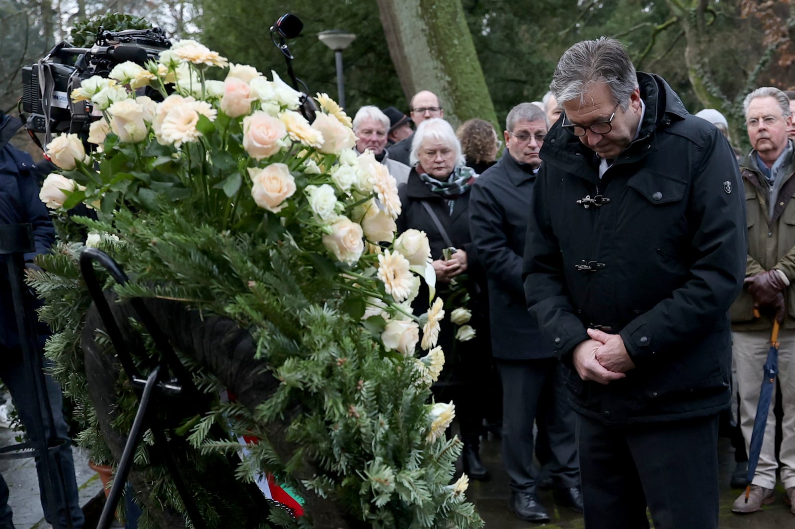 Juergen Herzing, Lord Mayor of Aschaffenburg, bows his head after laying a wreath in Aschaffenburg, Germany, Thursday, Jan. 23, 2025 following the fatal attack in a park. (Daniel Loeb/dpa via AP)