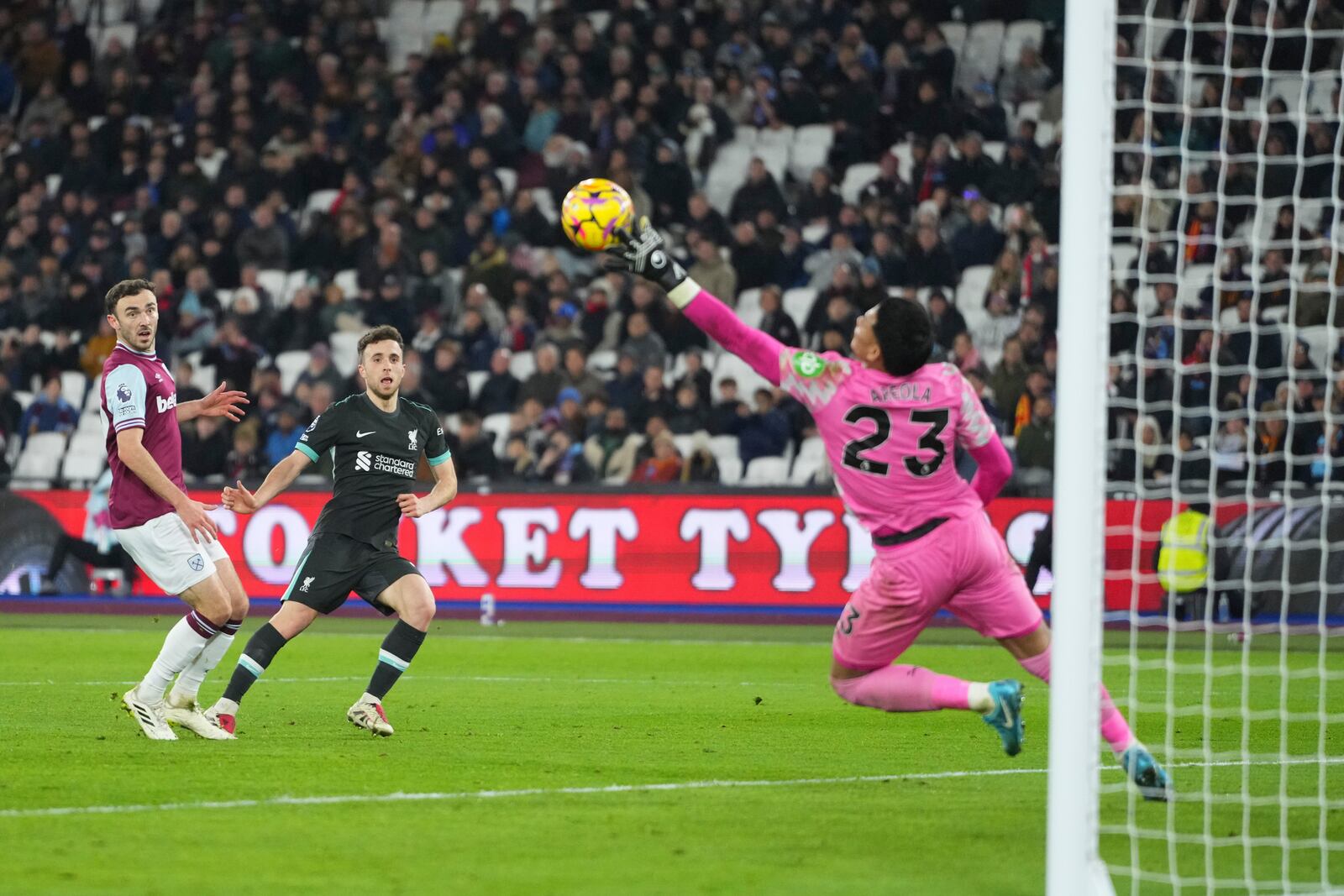 Liverpool's Diogo Jota, center, scores his side's fifth goal during the English Premier League soccer match between West Ham United and Liverpool at the London Stadium in London, Monday, Dec. 30, 2024. (AP Photo/Kirsty Wigglesworth)