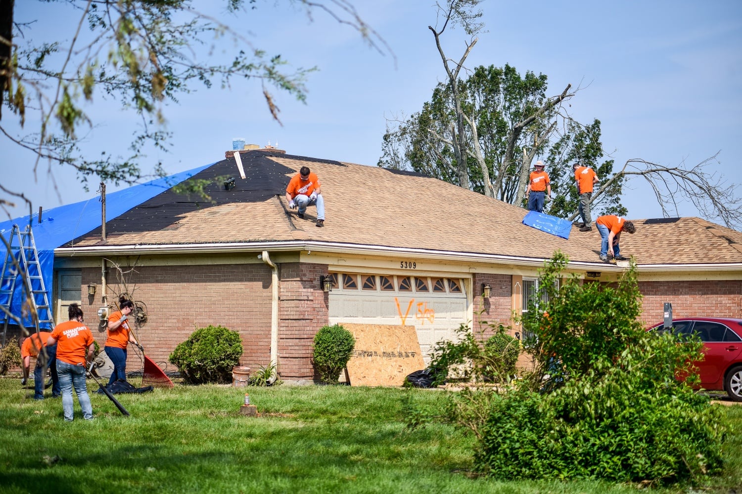 PHOTOS: Volunteers help tornado-damaged communities