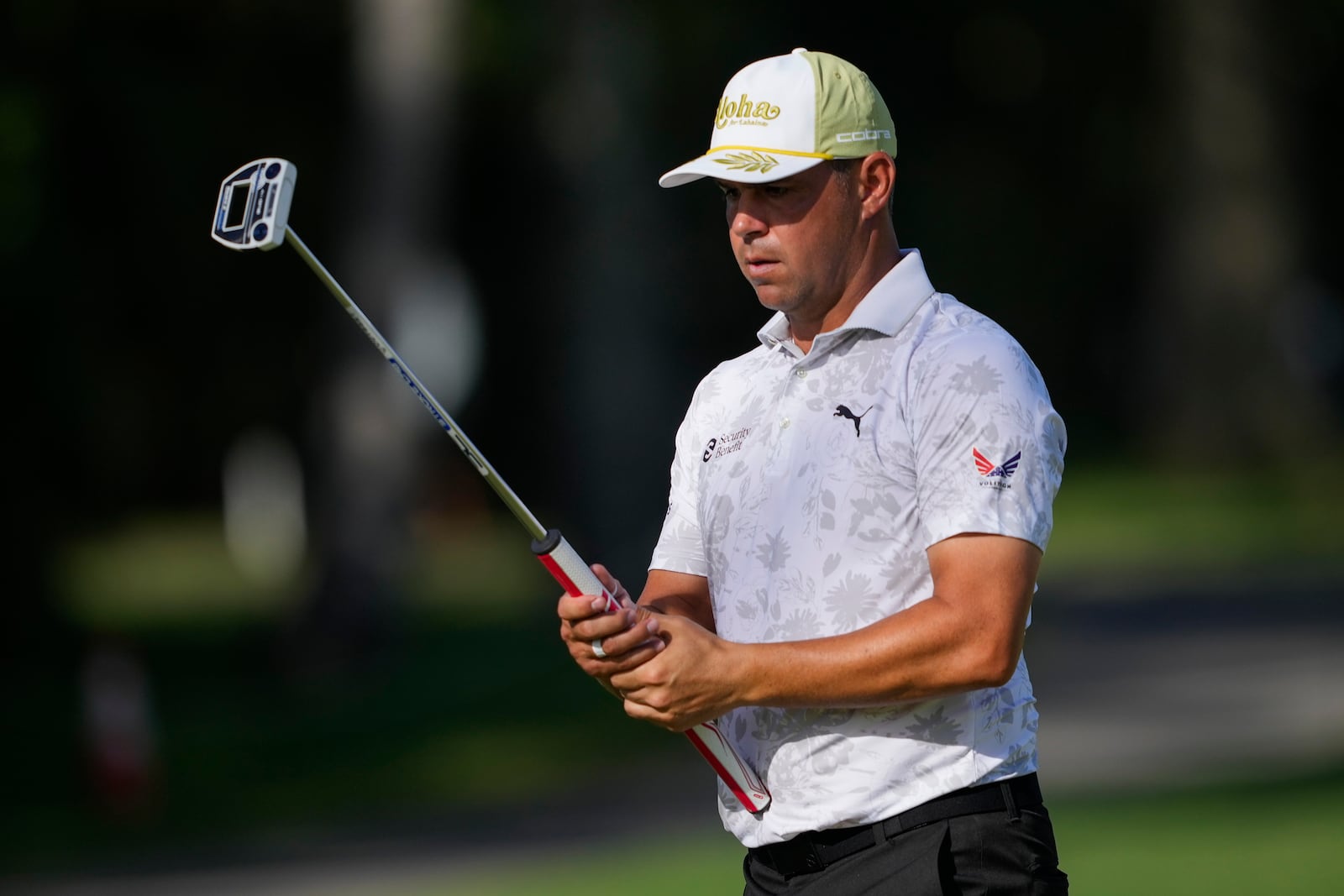 Gary Woodland lines up his shot on the ninth hole during the second round of the Sony Open golf event, Friday, Jan. 10, 2025, at Waialae Country Club in Honolulu. (AP Photo/Matt York)