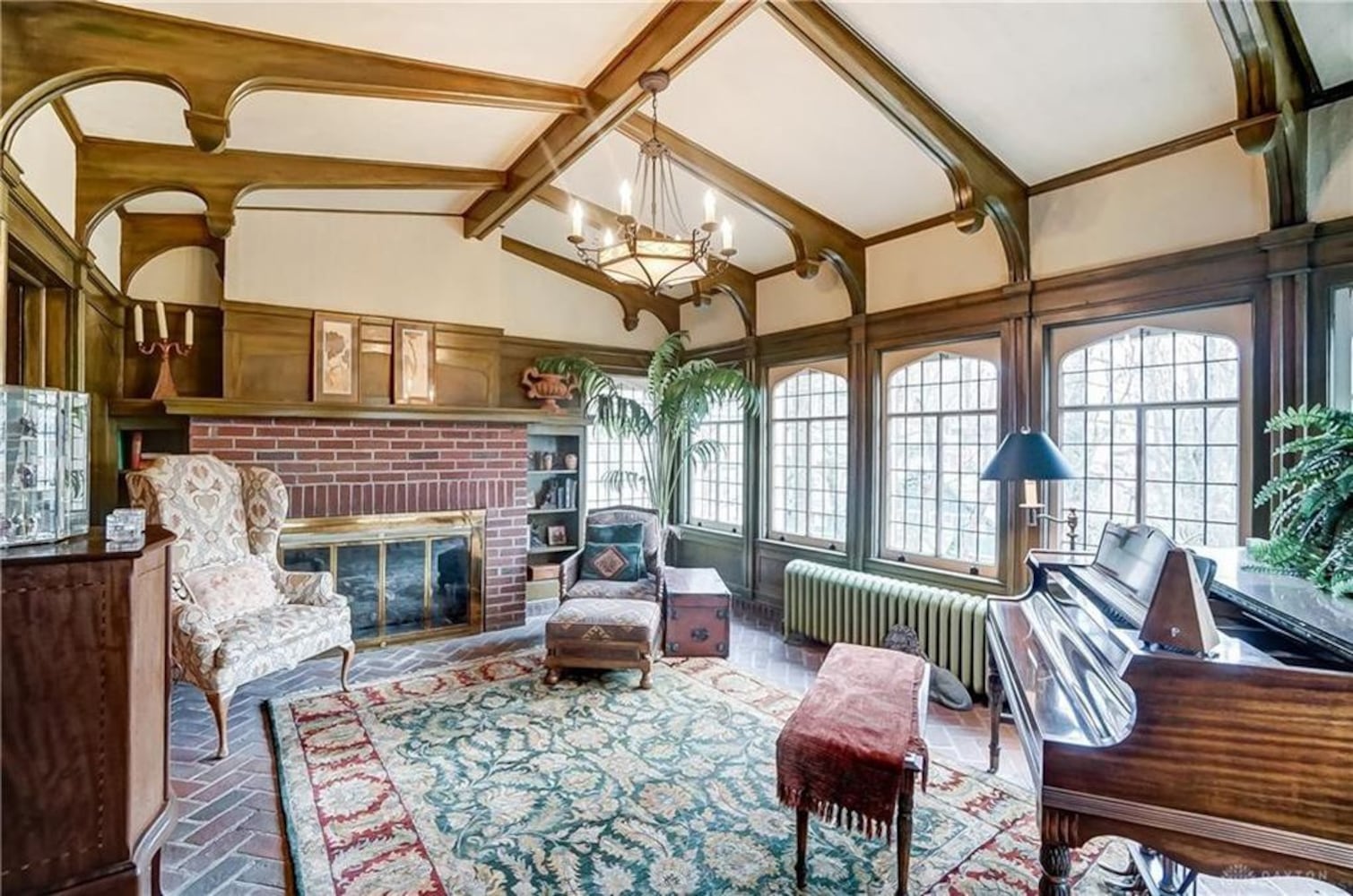 PHOTOS: $1M Oakwood manor on the market