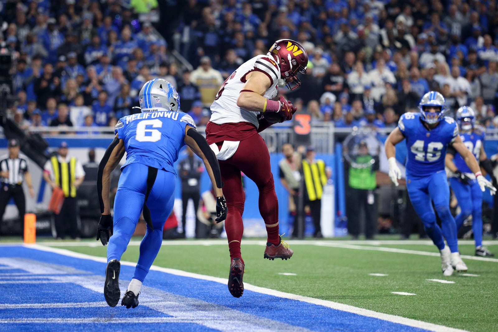 Washington Commanders tight end Zach Ertz (86) catches a five-yard touchdown pass as Detroit Lions safety Ifeatu Melifonwu (6) defends during the first half of an NFL football divisional playoff game, Saturday, Jan. 18, 2025, in Detroit. (AP Photo/Mike Mulholland)