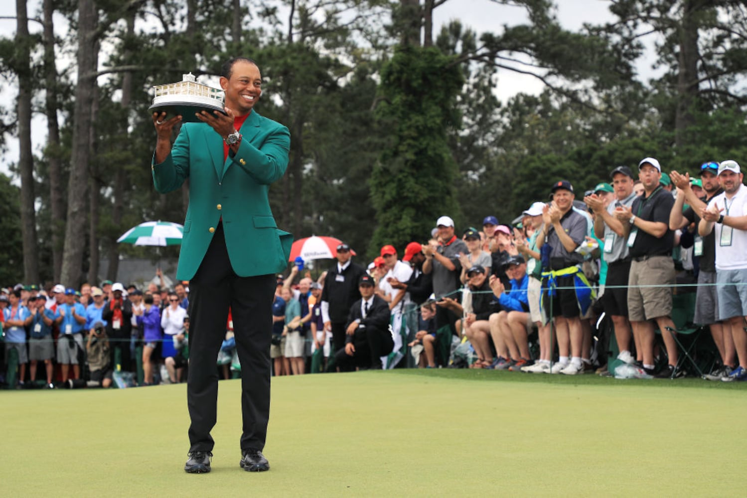 Photos: Tiger Woods makes comeback with 5th Masters win