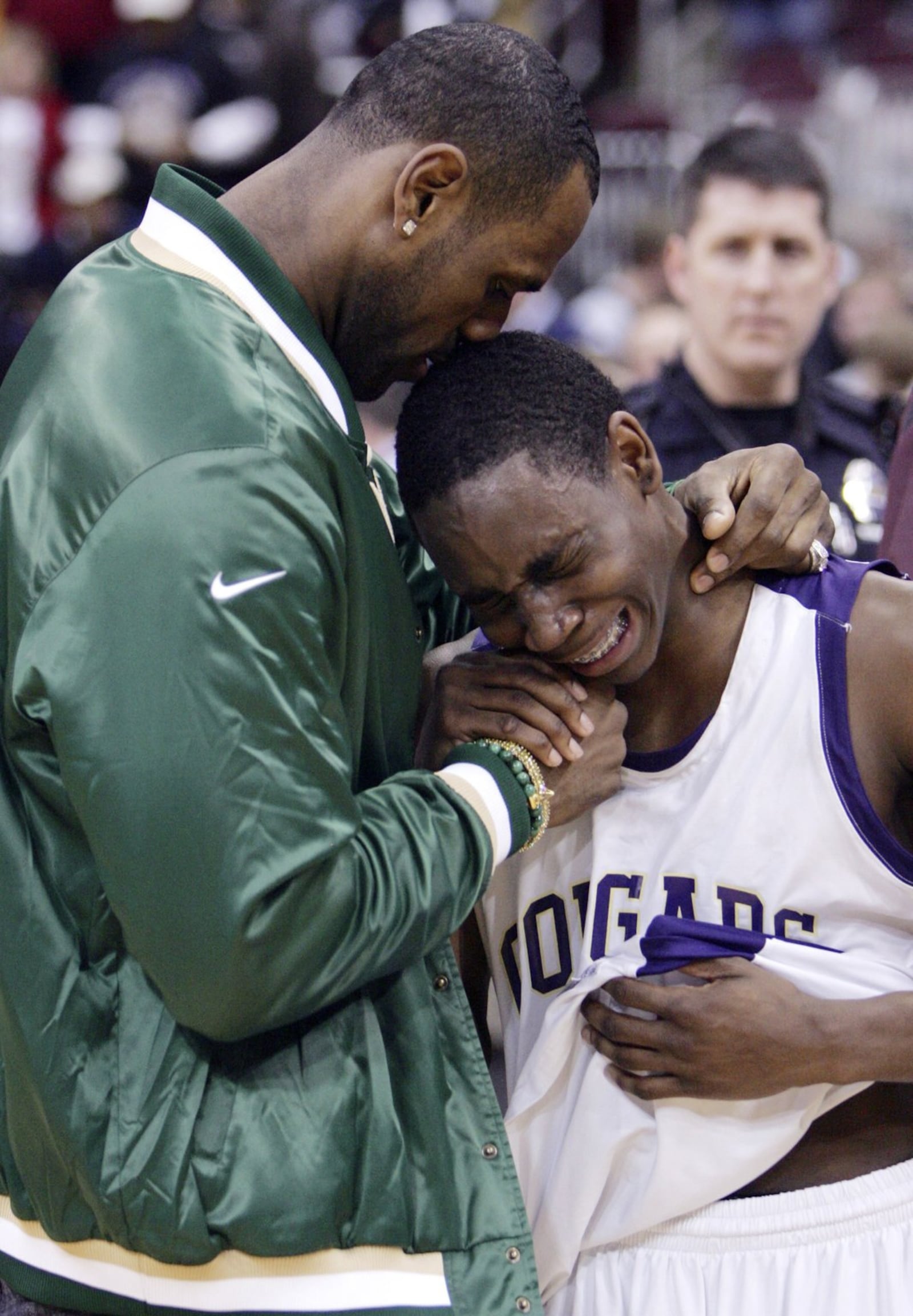 Cleveland Cavaliers’ and Akron St. Vinvent-St. Mary alumnus LeBron James, left, consoles Dayton Thurgood Marshall’s Juwan Staten following Thurgood Marshall’s Division II boys Ohio state basketball championship loss to Akron St. Vincent-St. Mary on Saturday, March 28, 2009, in Columbus, Ohio. Akron St. Vincent-St. Mary won 59-53. (AP Photo/Paul Vernon)