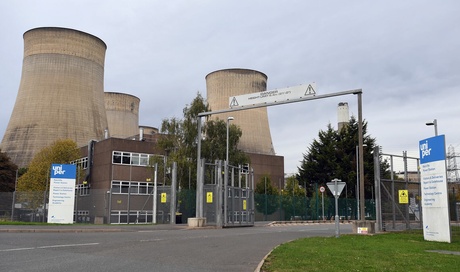 General view of Ratcliffe-on-Soar power station in Nottingham, England, Sunday, Sept. 29, 2024. The UK's last coal-fired power plant, Ratcliffe-on-Soar, will close, marking the end of coal-generated electricity in the nation that sparked the Industrial Revolution. (AP Photo/Rui Vieira)