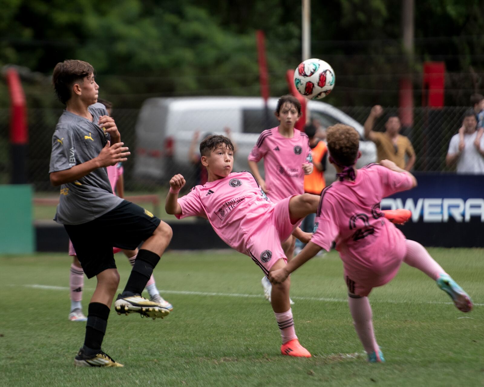 Benjamin Suarez, center, Luis Suarez's son, fights for the ball during a Newell's Cup soccer match against Penarol in Rosario, Argentina, Tuesday, Nov. 26, 2024. (AP Photo/Farid Dumat Kelzi)