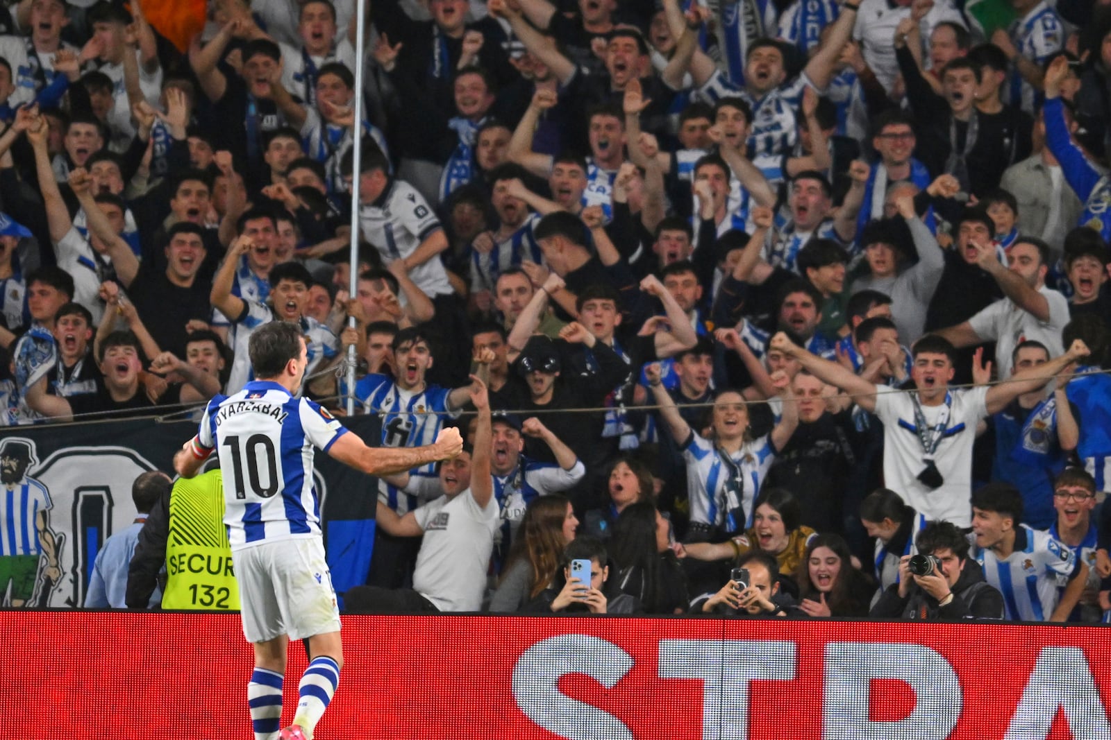 Real Sociedad's Mikel Oyarzabal celebrates after scoring his side's opening goal during the Europa League round of 16 first leg soccer match between Real Sociedad and Manchester United at the Reale Arena in San Sebastian, Spain, Thursday, March 6, 2025. (AP Photo/Miguel Oses)