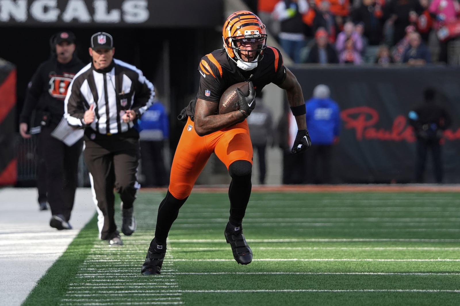 Cincinnati Bengals wide receiver Tee Higgins (5) makes a reception during the first half of an NFL football game against the Cleveland Browns, Sunday, Dec. 22, 2024, in Cincinnati. (AP Photo/Joshua A. Bickel)