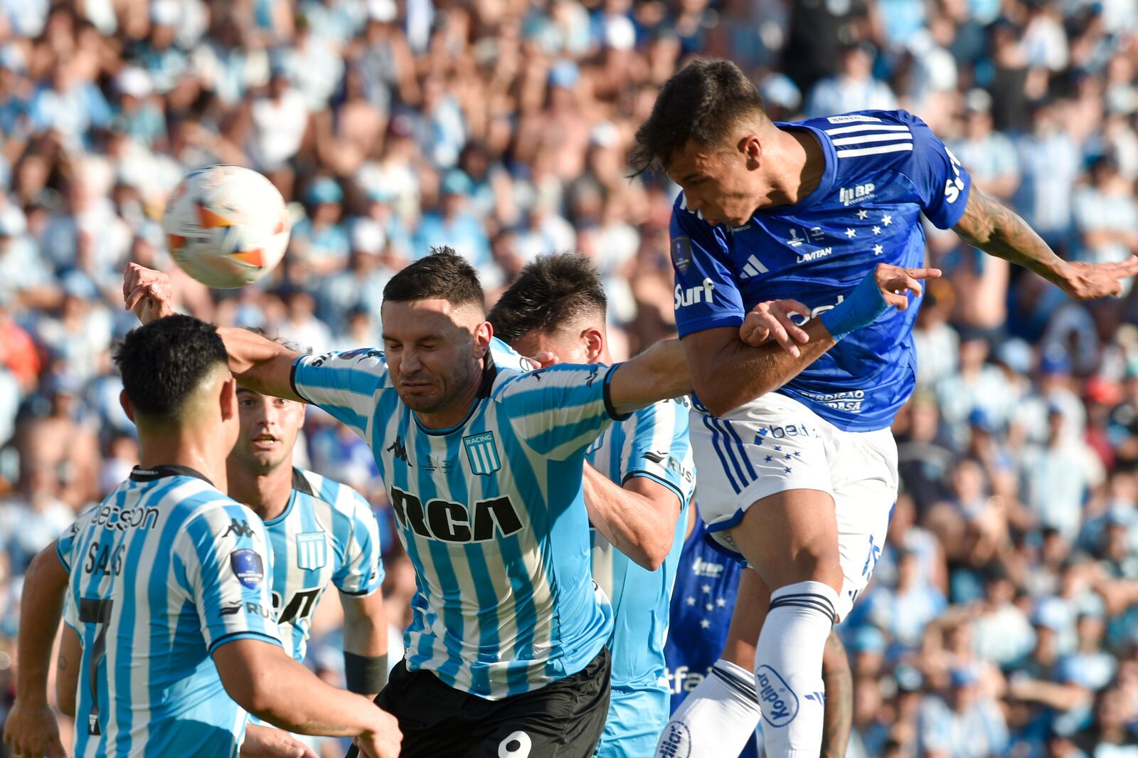 Kaio Jorge of Brazil's Cruzeiro, right, and Adrian Martinez of Argentina's Racing Club battle for the ball during the Copa Sudamericana final soccer match in Asuncion, Paraguay, Saturday, Nov. 23, 2024. (AP Photo/Gustavo Garello)