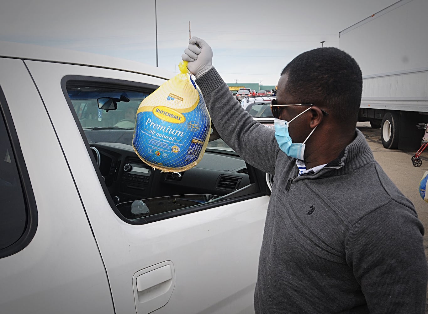 Free turkey giveaway attracts crowd on Needmore Road