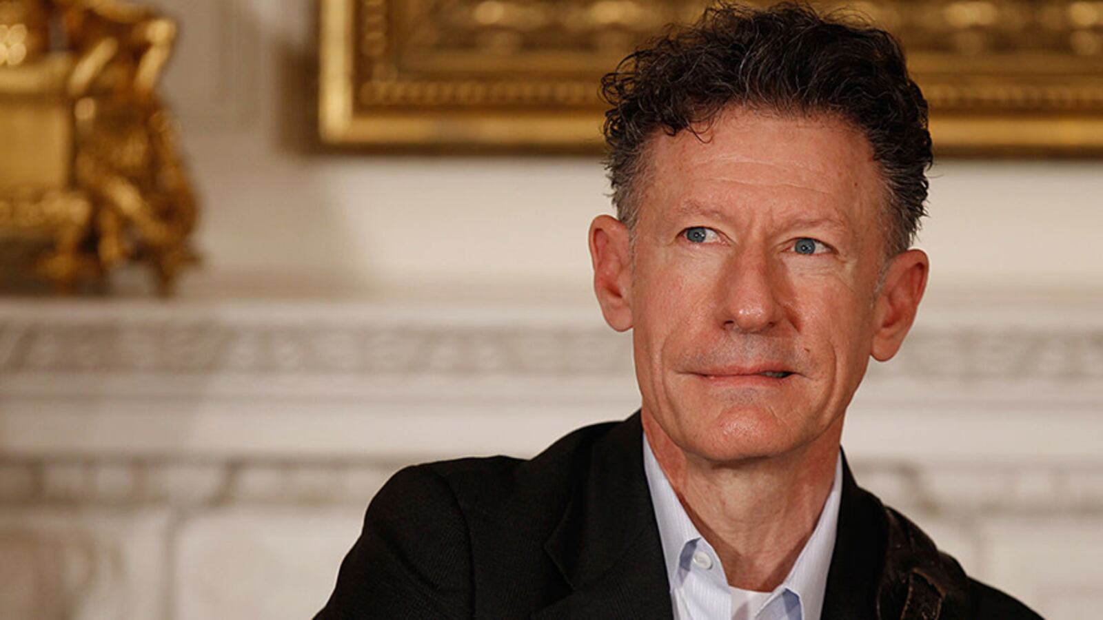 WASHINGTON, DC - NOVEMBER 21:  Country music singer and songwriter Lyle Lovett answers questions during a student music program in the State Dining Room of the White House November 21, 2011 in Washington, DC. Part of a program called "The History of Country Music: From Barn Dances to Pop Charts," Lovett and fellow musicians Kris Kristofferson and Darius Rucker answered questions and performed music for about 120 students from Anacostia and Woodrow Wilson high schools and Newport Middle School.  (Photo by Chip Somodevilla/Getty Images)