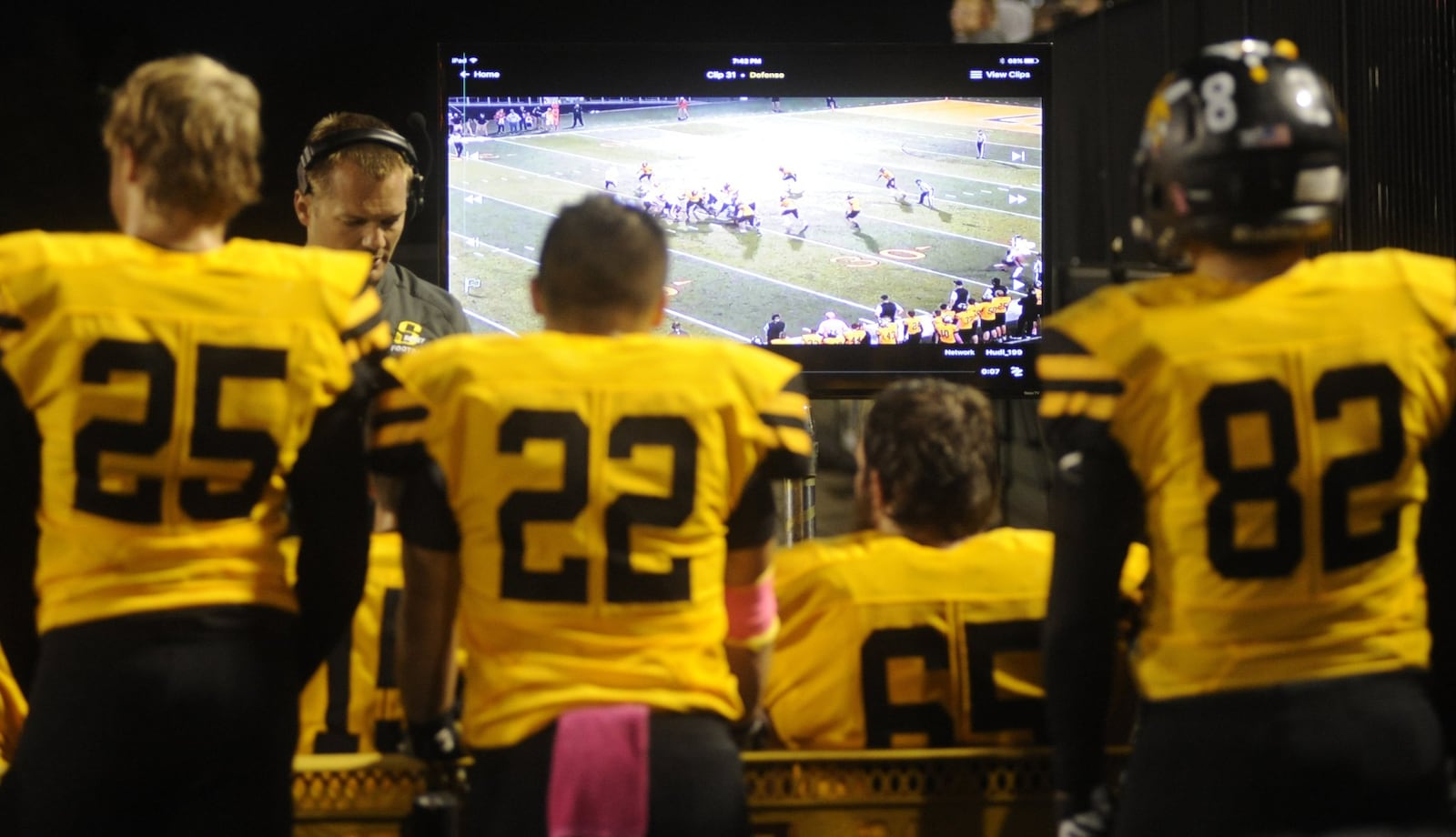 Sidney defensive coordinator Kyle Coleman directs video replay with the Yellow jackets during a recent game. MARC PENDLETON / STAFF