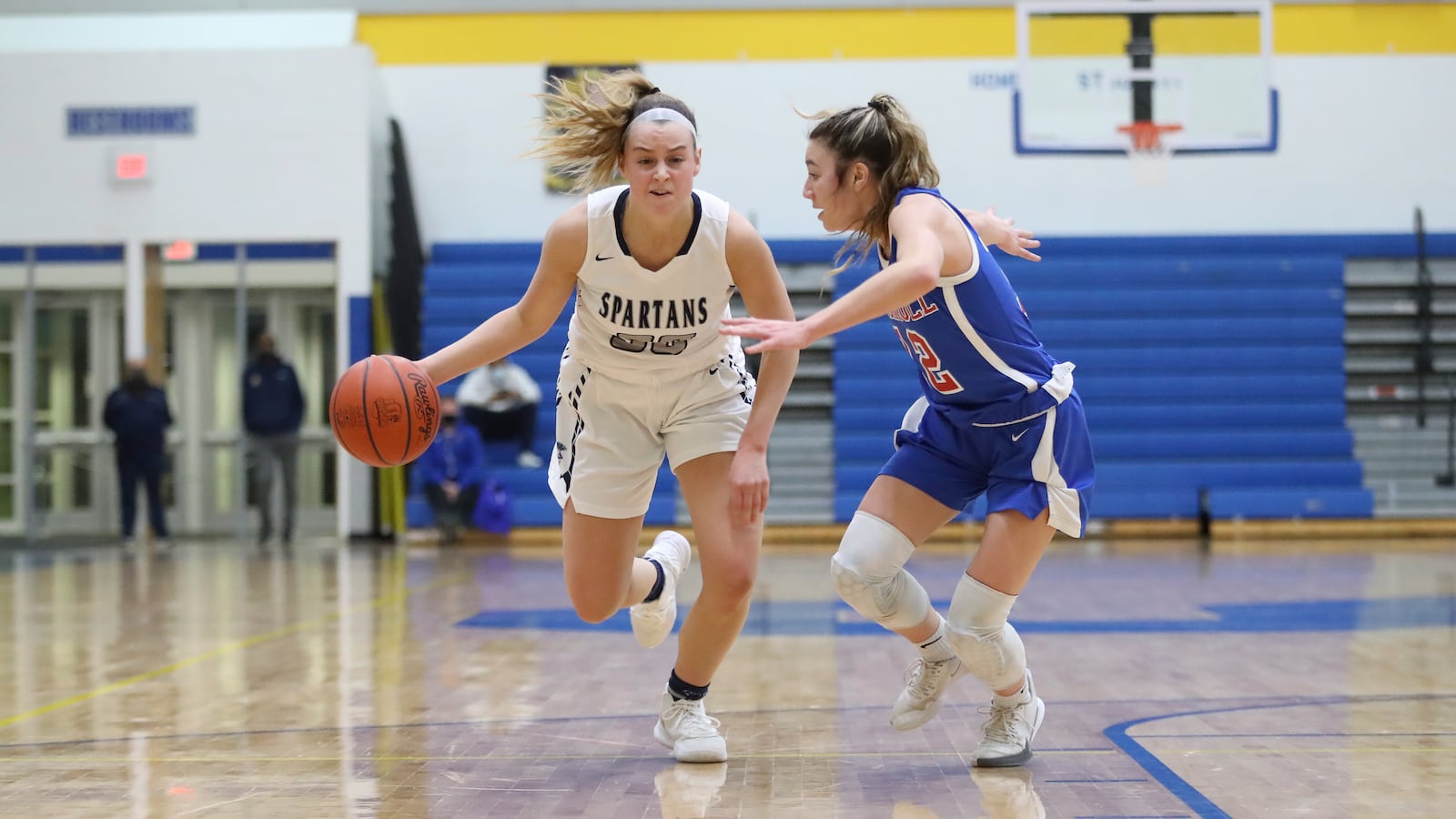 Valley View's Claire Henson looks to drive past Carroll's Ava Lickliter during a Division II regional semifinal game in 2021. Michael Cooper/CONTRIBUTED