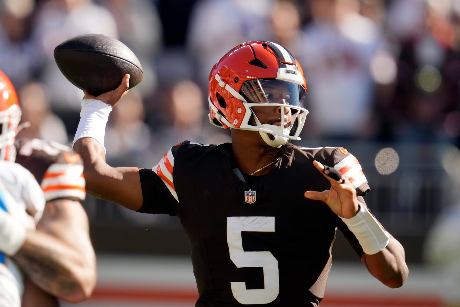 Cleveland Browns quarterback Jameis Winston passes against the Los Angeles Chargers in the first half of an NFL football game Sunday, Nov. 3, 2024, in Cleveland. (AP Photo/Sue Ogrocki)