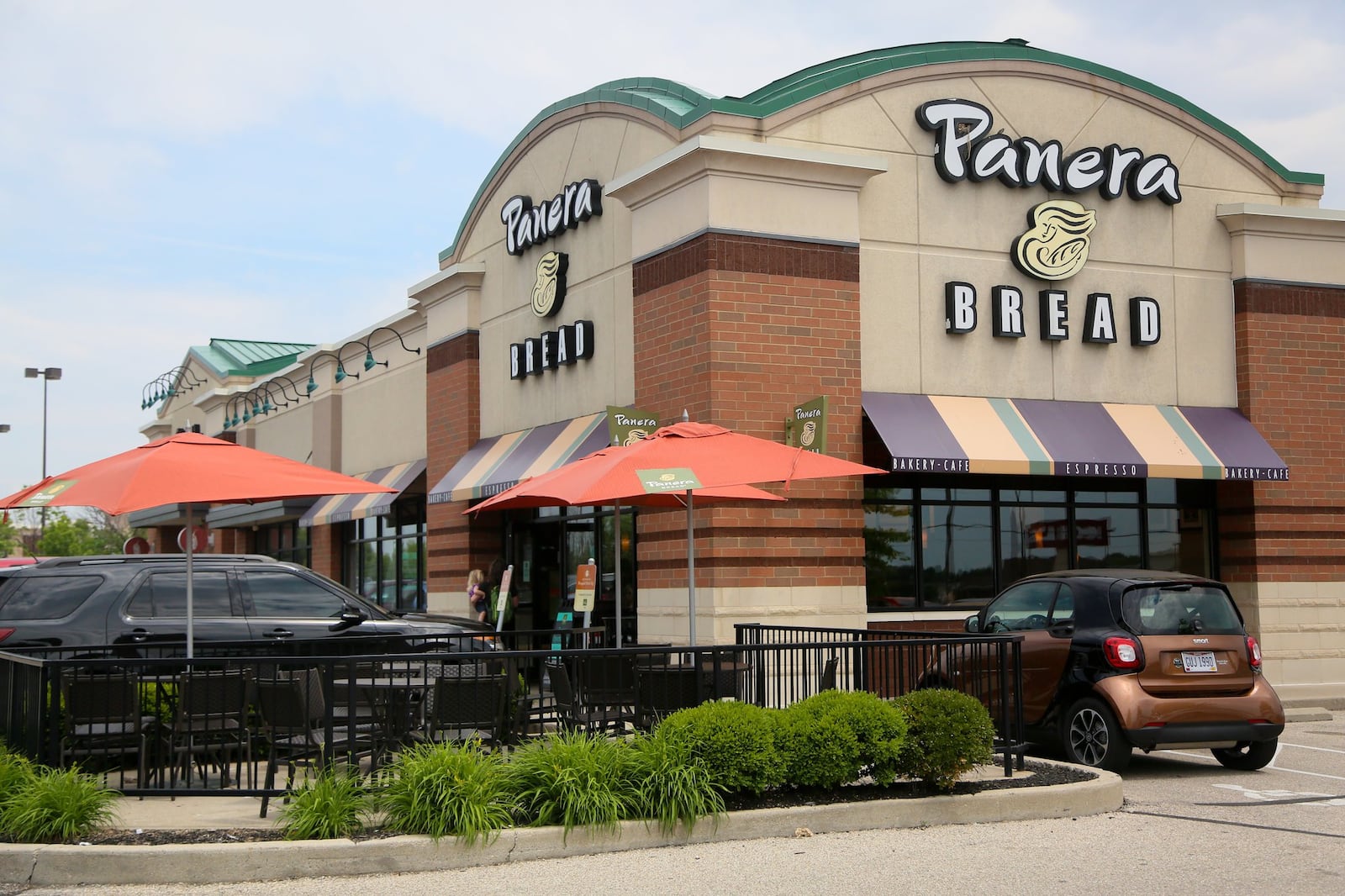 Panera Bread franchisee Covelli Enterprises will hire at least 120 new employees as it offers Panera Delivery at 16 of its 21 locations in the Cincinnati area, including Butler and Warren counties, including this one at 7725 Voice of America Centre Drive in West Chester Twp. GREG LYNCH/STAFF