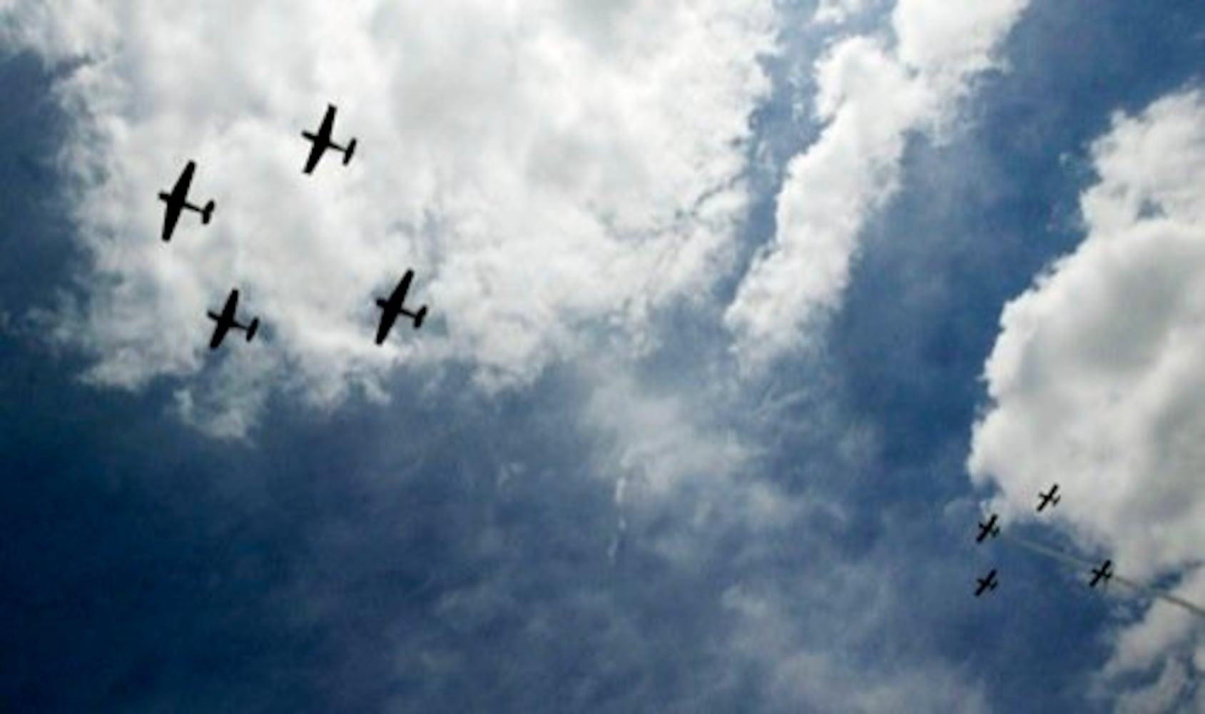 Aircraft fly-in at Moraine Airpark