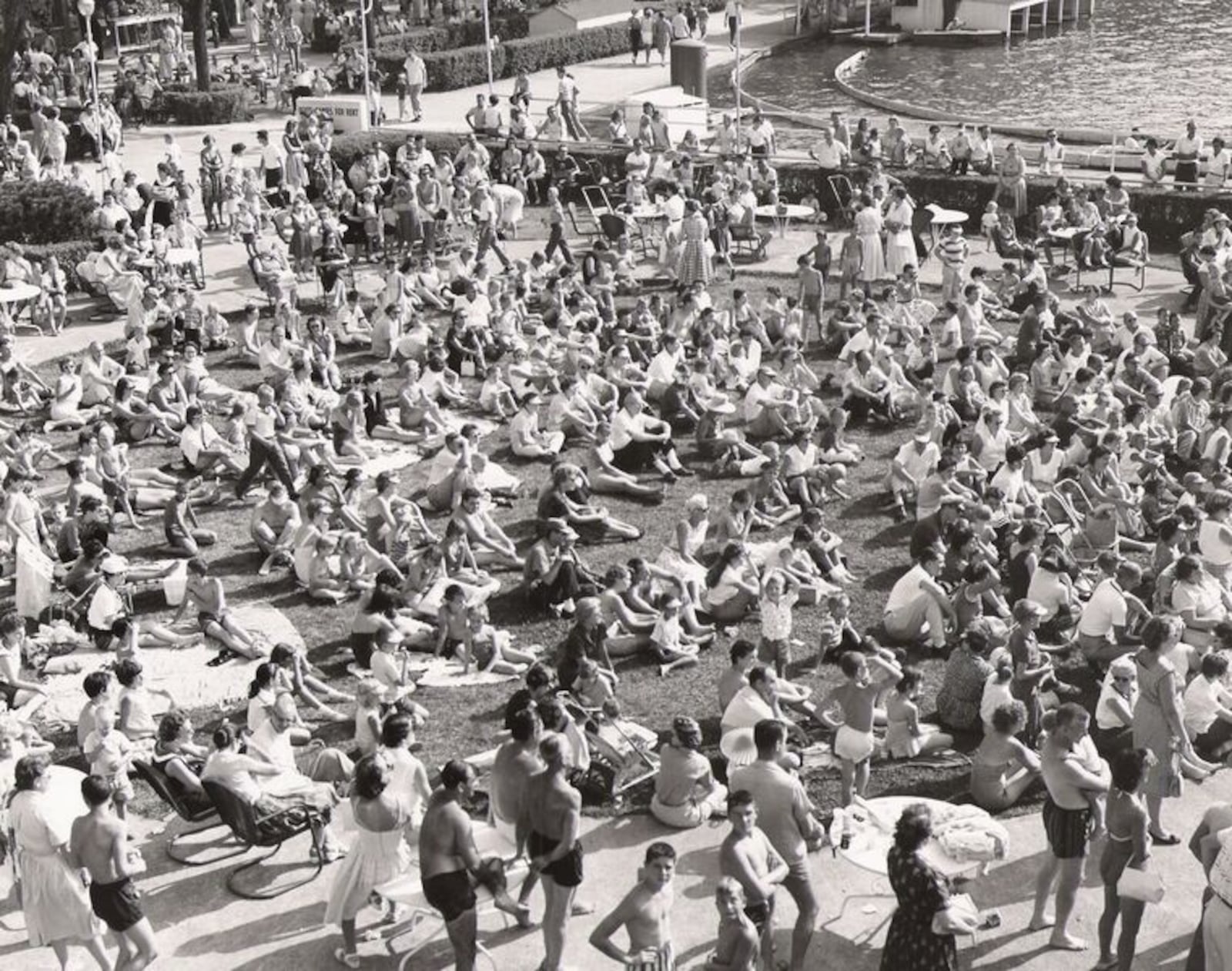 Crowds gather on the LeSourdsville Lake midway during a company outing in 1960. From Park Archives