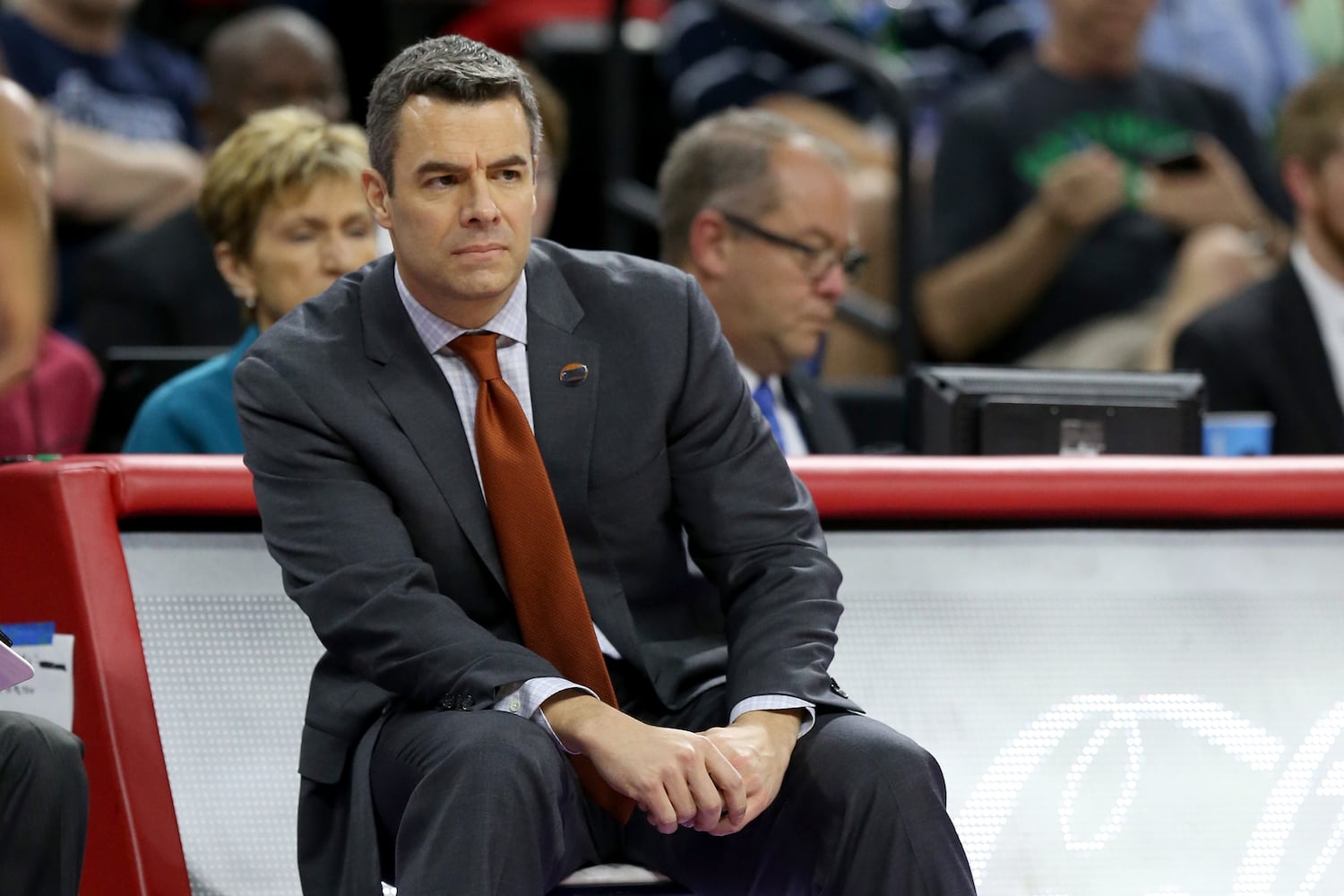 Virginia coach collapses at NCAA tourney