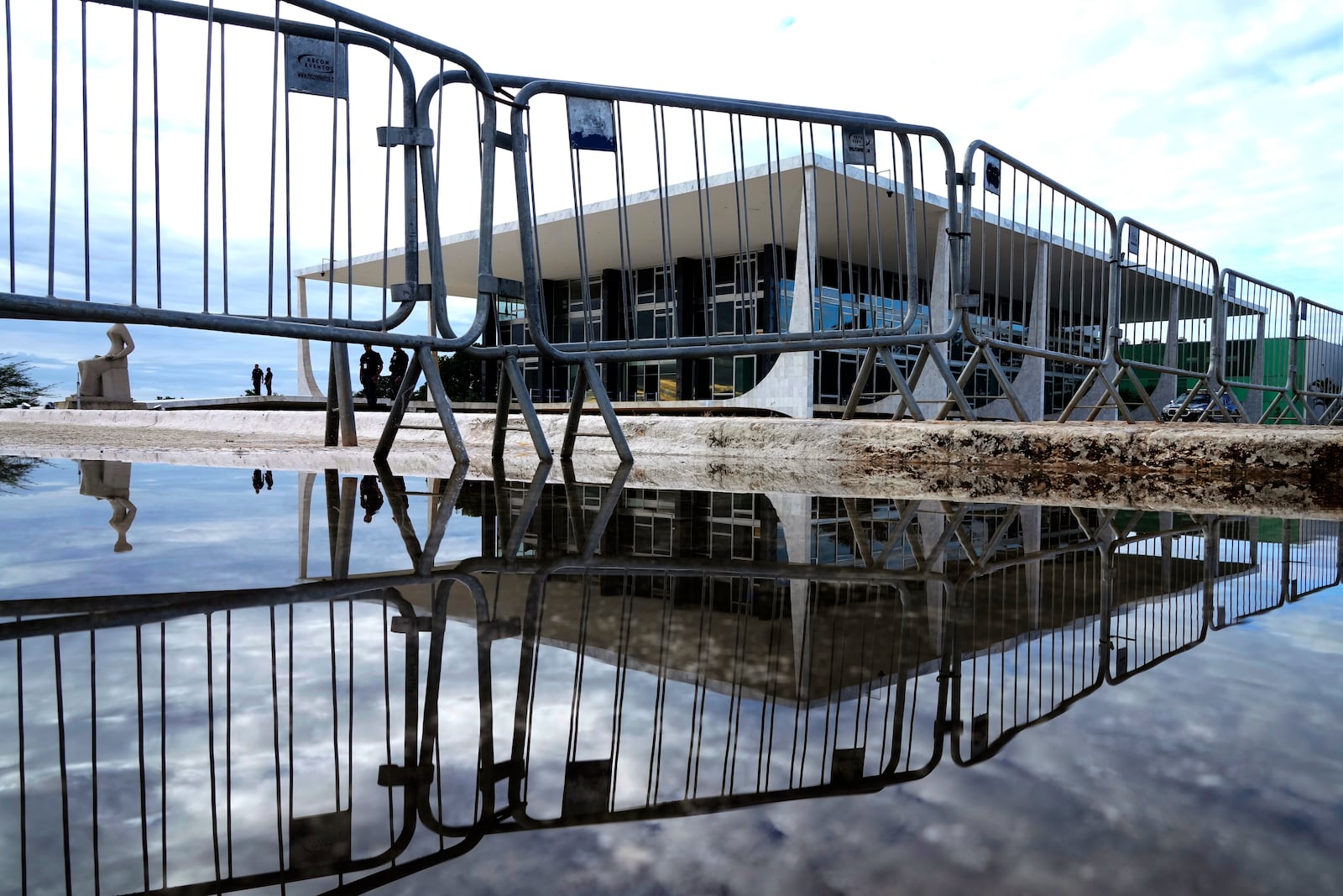 Gates line the perimeter of the Supreme Court in Brasilia, Brazil, Tuesday, March 25, 2025, the day the trial of Brazil's former President Jair Bolsonaro begins. (AP Photo/Eraldo Peres)