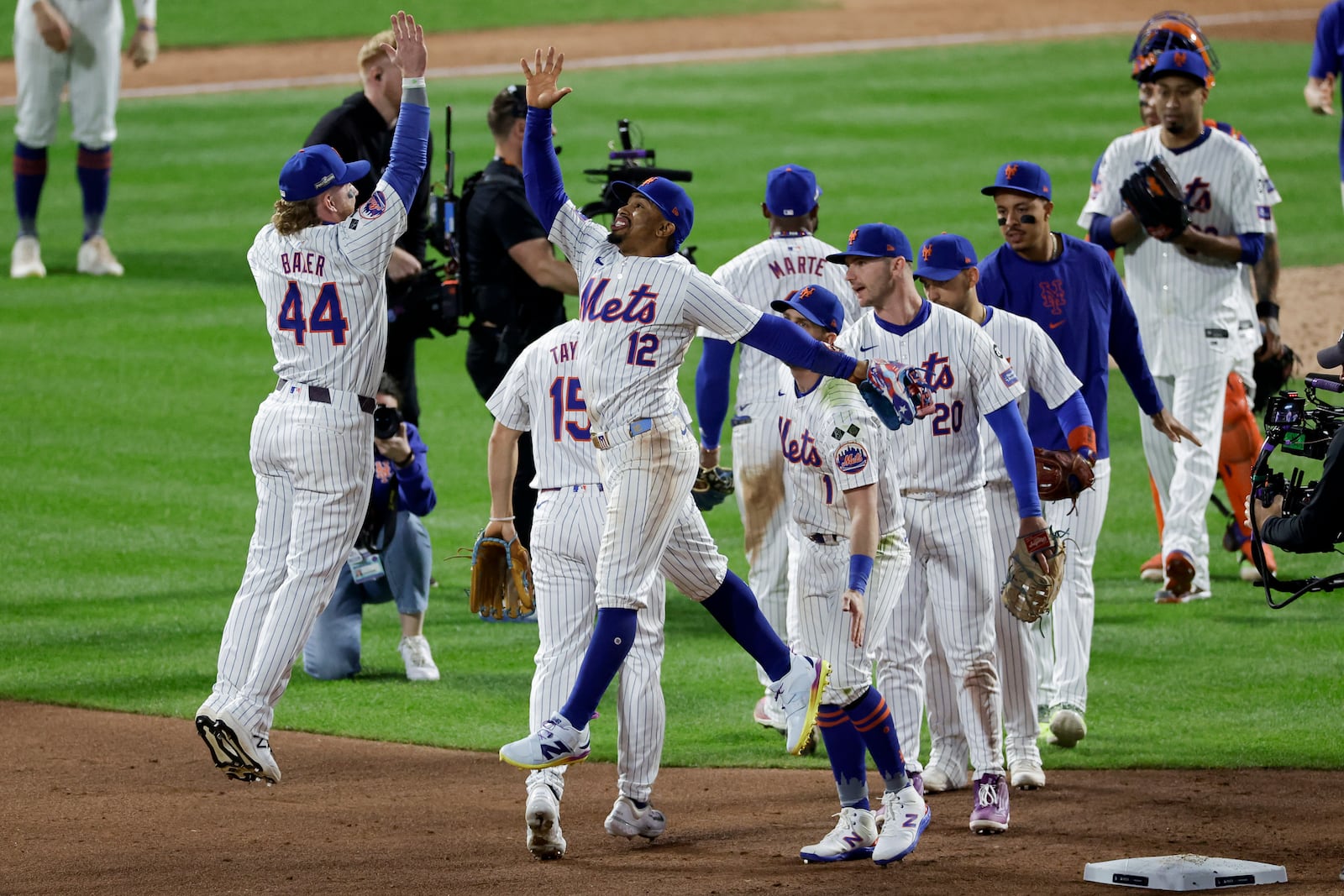 The New York Mets celebrates their win against the Los Angeles Dodgers in Game 5 of a baseball NL Championship Series, Friday, Oct. 18, 2024, in New York. (AP Photo/Adam Hunger)