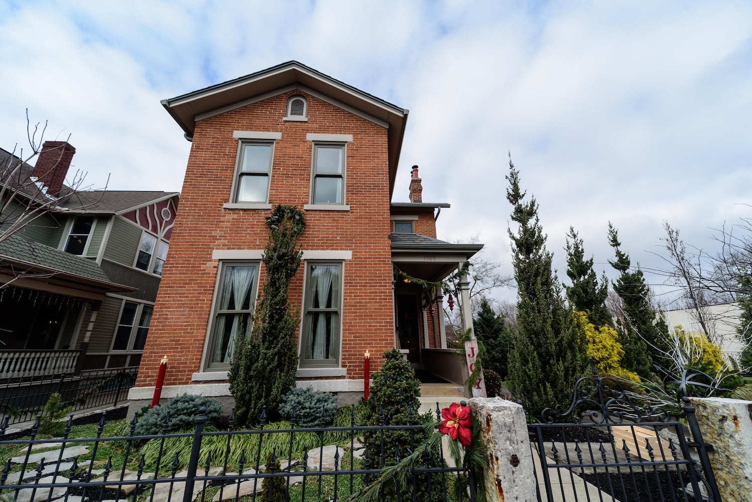 PHOTOS: A Dickens of a Christmas St. Anne’s Hill Holiday Home Tour