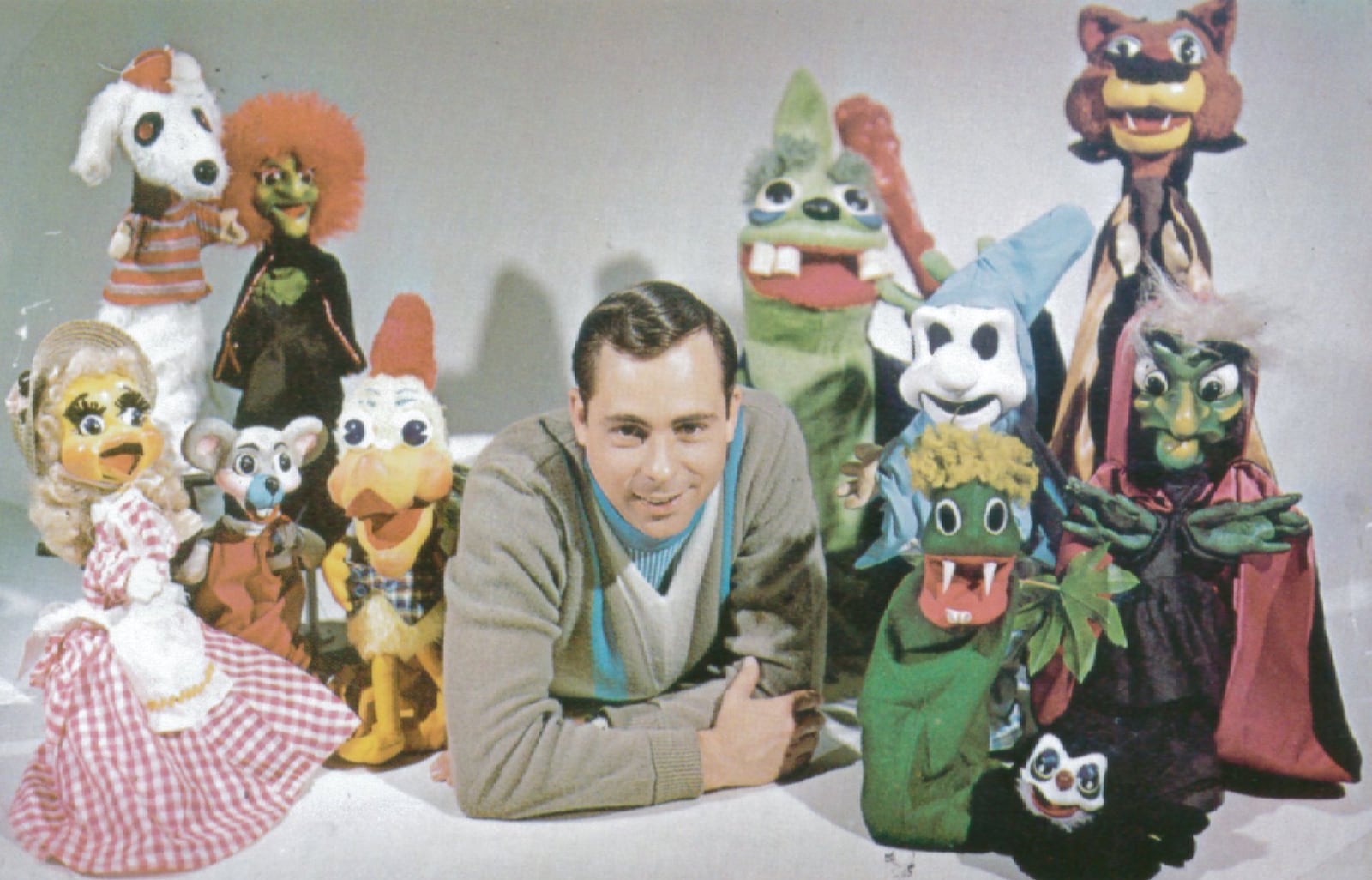 Larry Smith joined the Uncle Al Show in Cincinnati in 1957 and performed and created puppets for Uncle Al. His greatest fame was achieved in the late 60s, when he went to new Cincinnati TV station to host an afternoon Larry Smith s Cartoon Club puppet and cartoon show, which he hosted through the 1970s. CONTRIBUTED