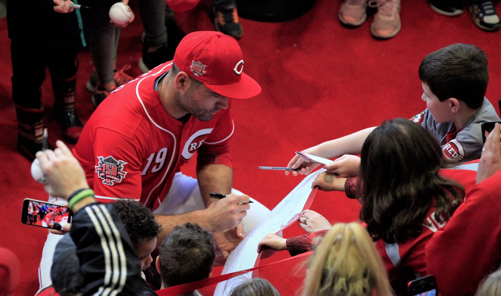 Cincinnati Reds Kids Day: Players walk red carpet