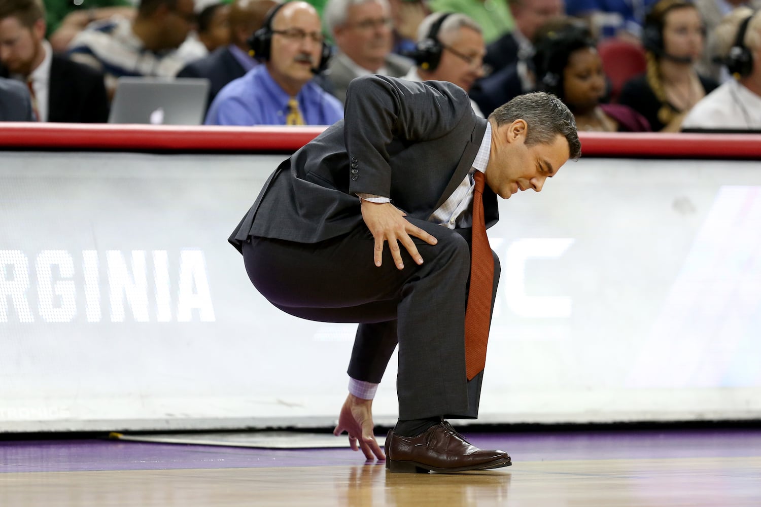 Virginia coach collapses at NCAA tourney