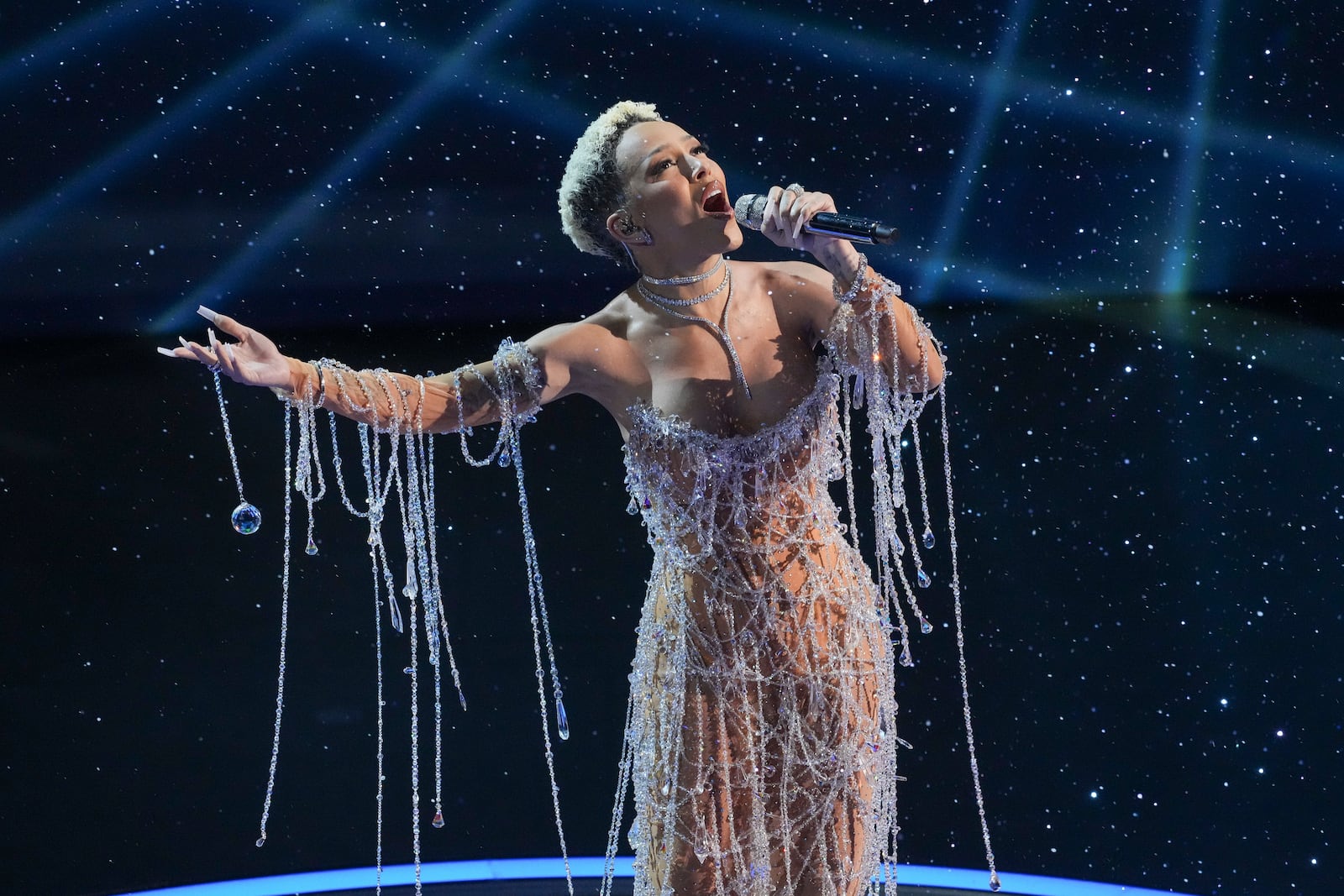 Doja Cat sings "Diamonds are forever" during the Oscars on Sunday, March 2, 2025, at the Dolby Theatre in Los Angeles. (AP Photo/Chris Pizzello)