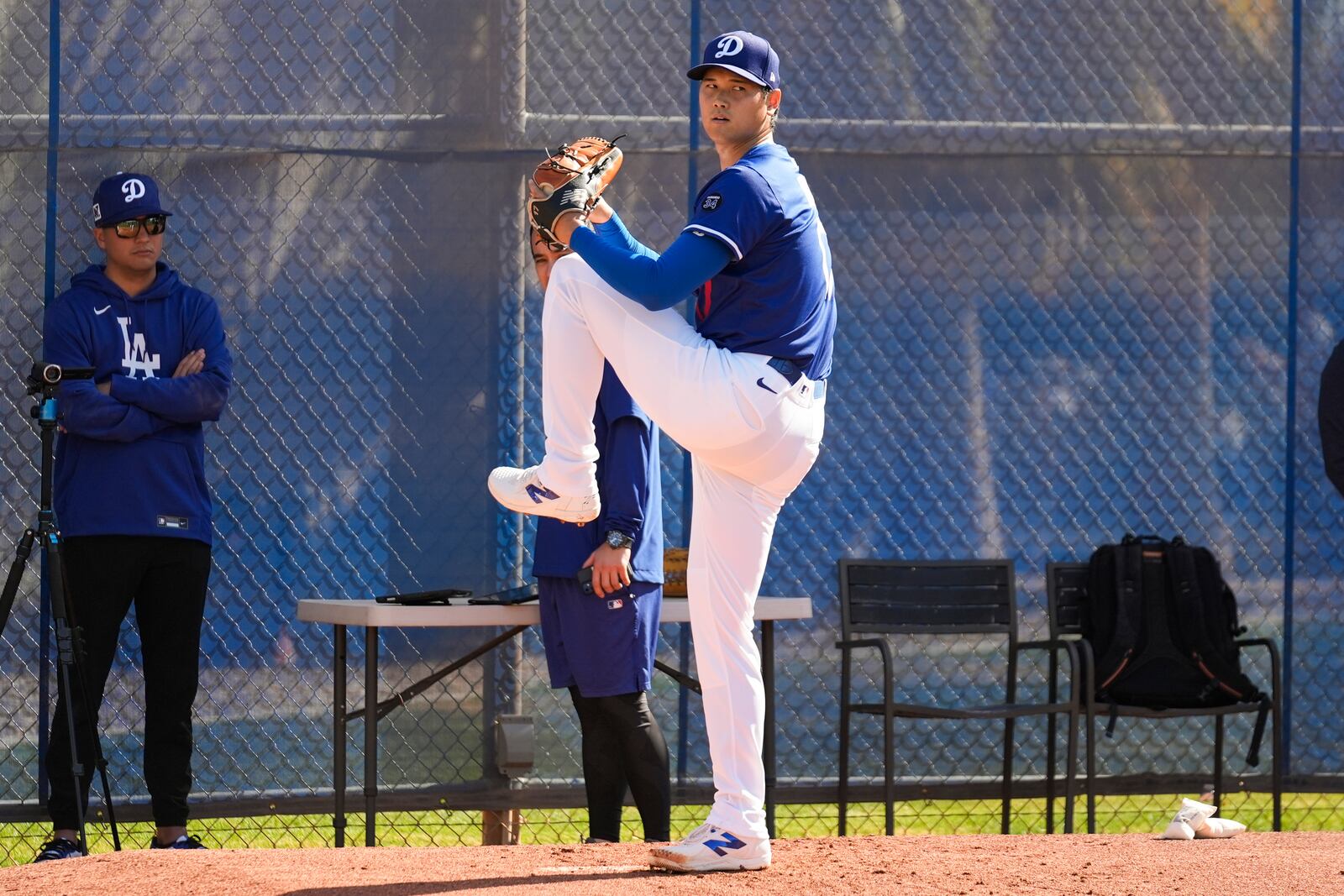 Los Angeles Dodgers two-way player Shohei Ohtani (17) throws in the bullpen during spring training baseball practice, Tuesday, Feb. 18, 2025, in Phoenix. (AP Photo/Ashley Landis)