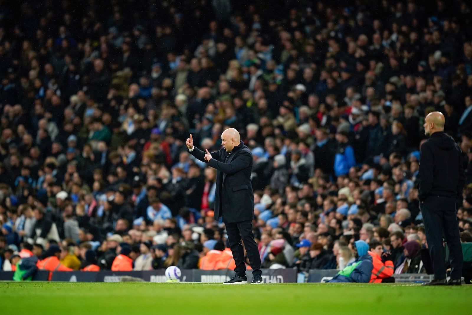 Liverpool's manager Arne Slot, center, gives instructions during the English Premier League soccer match between Manchester City and Liverpool at Etihad stadium in Manchester, England, Sunday, Feb. 23, 2025. (AP Photo/Dave Thompson)