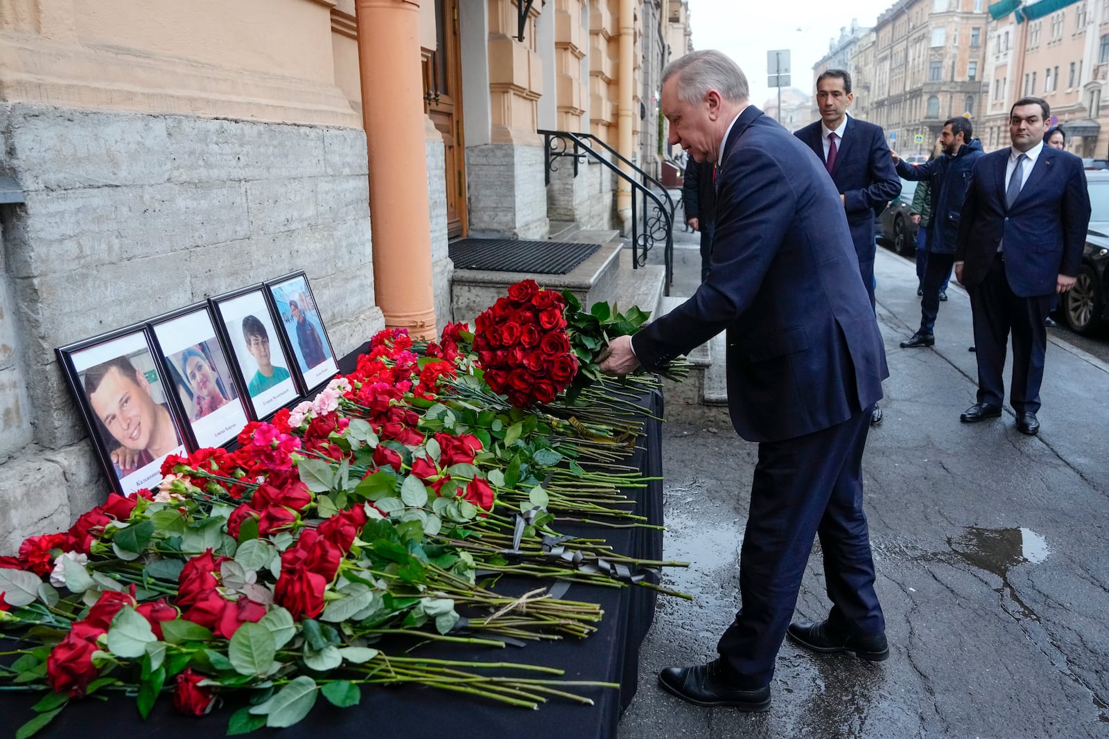 St. Petersburg Governor Alexander Beglov lays a bunch of flowers at the Consulate of Azerbaijan in the memory of victims of the Azerbaijan Airlines' Embraer 190 that crashed near the Kazakhstan's airport of Aktau, in St. Petersburg, Russia, Thursday, Dec. 26, 2024. (AP Photo/Dmitri Lovetsky)