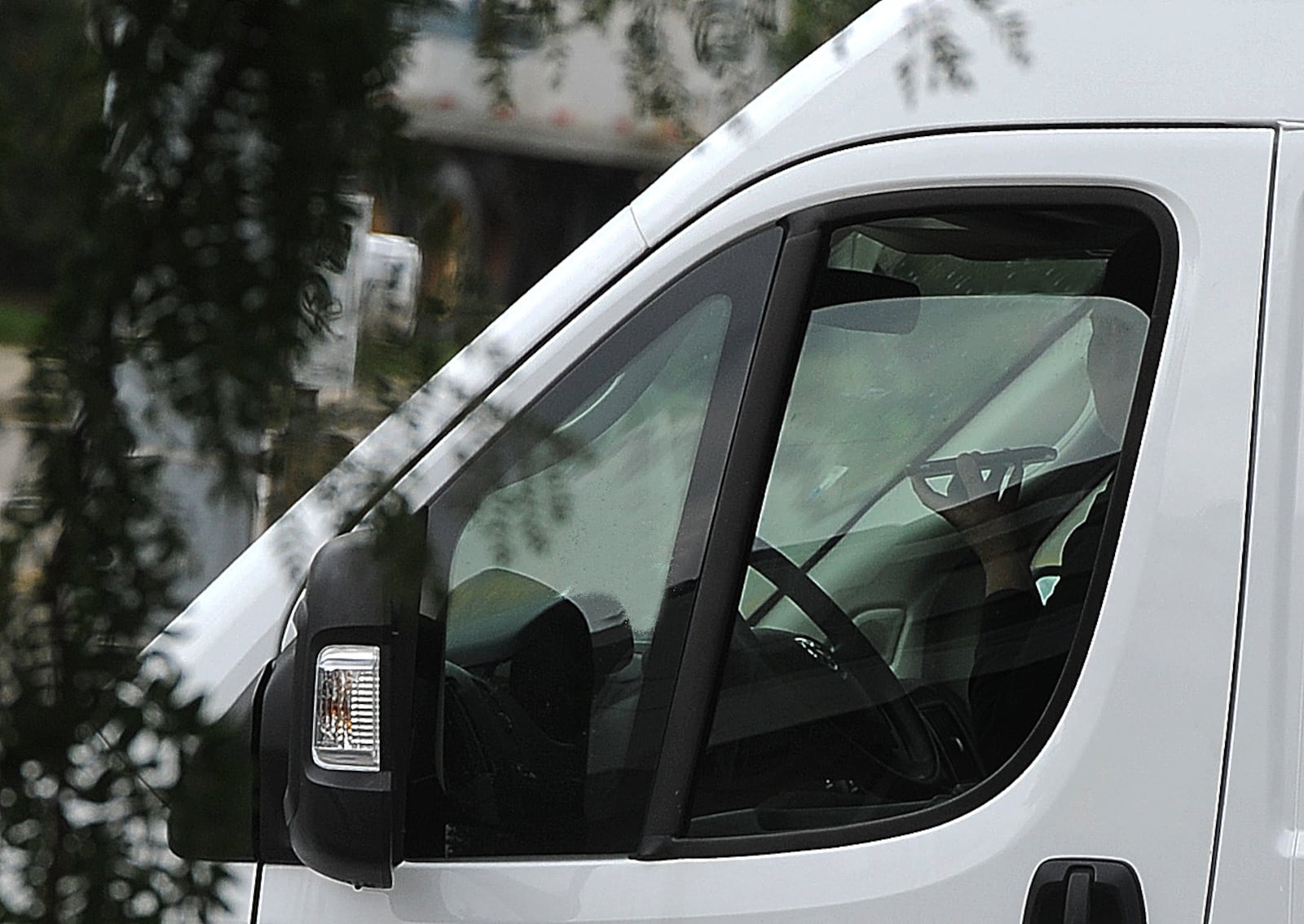 A driver near Third Street appears to be using an electronic device Thursday Aug. 17, 2023. Police in Ohio have only been issuing warnings under a new, tougher distracted driving law for four months, but the warning period ends Oct. 5. MARSHALL GORBY\STAFF