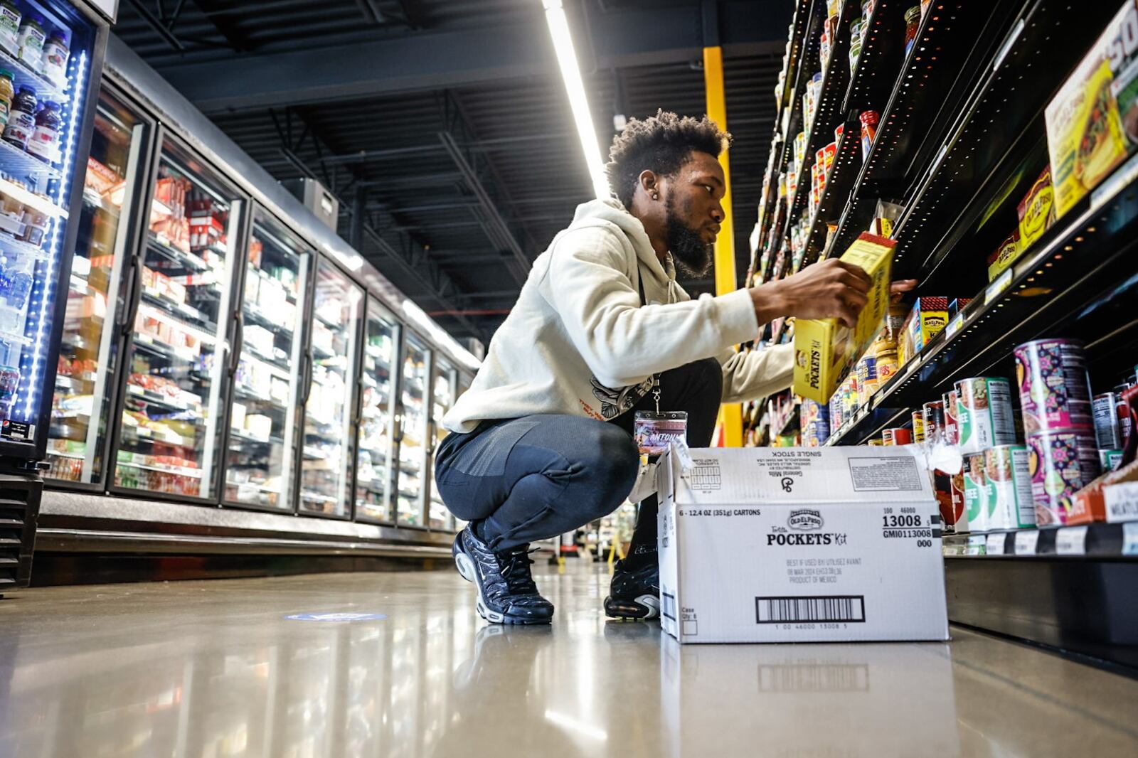 Gem City Market stocker Antonio Irvin stocks shelves Thursday morning September 21, 2023. The market expects to expand its product selection soon. JIM NOELKER/STAFF