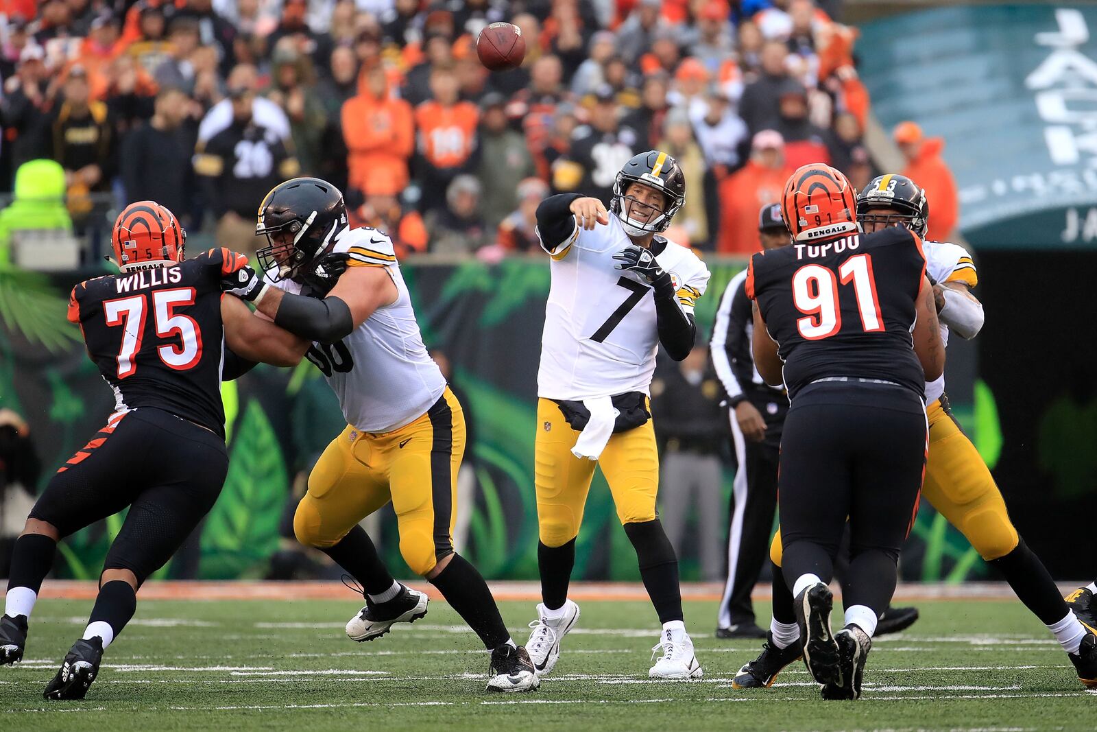 OCTOBER 14: Ben Roethlisberger #7 of the Pittsburgh Steelers throws a pass during the fourth quarter of the game against the Cincinnati Bengals at Paul Brown Stadium on October 14, 2018 in Cincinnati, Ohio. Pittsburgh defeated Cincinnati 28-21. (Photo by Andy Lyons/Getty Images)