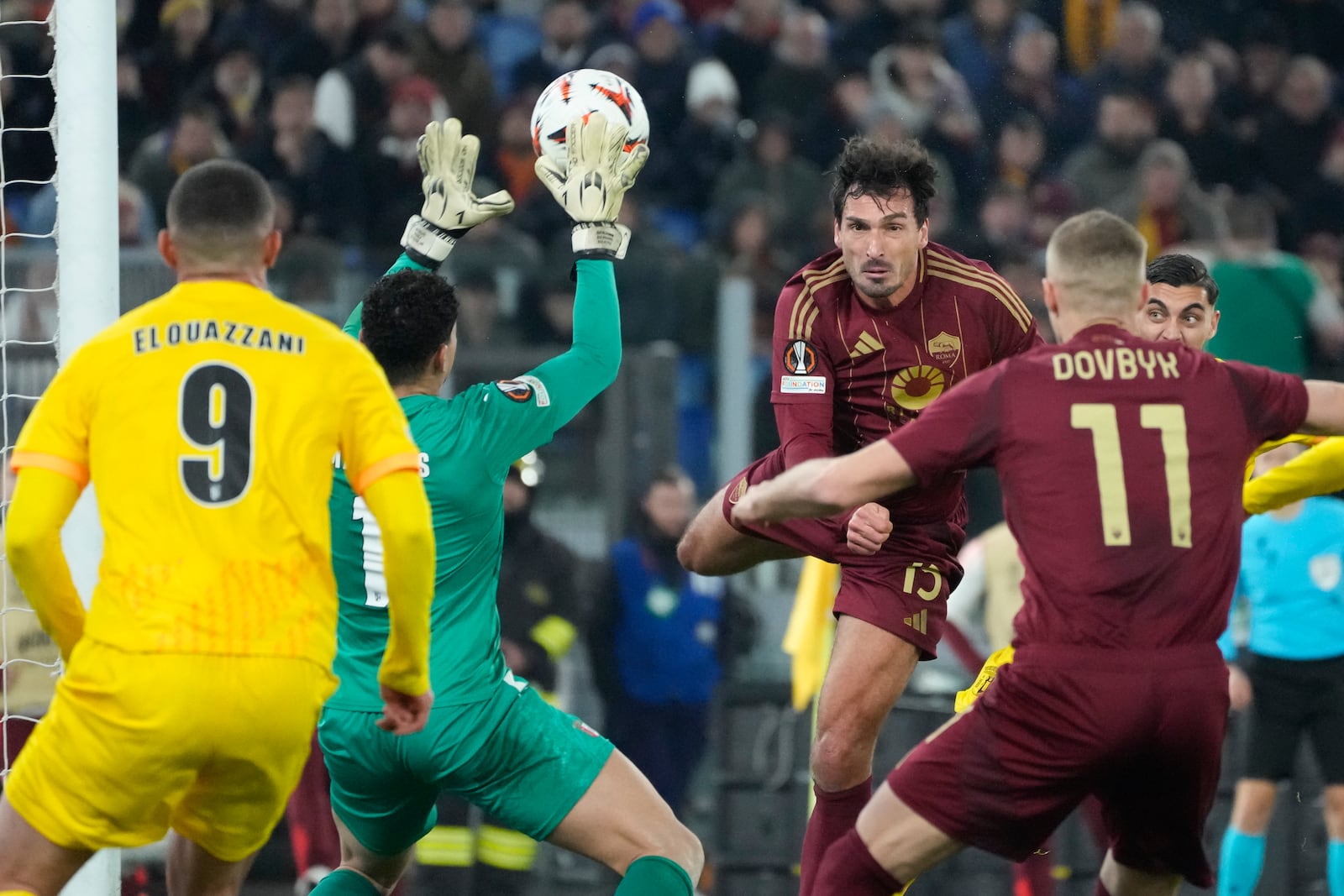 Roma's Mats Hummels sees his header saved by Braga's goalkeeper Matheus Magalhaes during the Europa League Soccer match between Roma and Braga at Rome's Olympic stadium, Thursday, Dec. 12, 2024. (AP Photo/Gregorio Borgia)