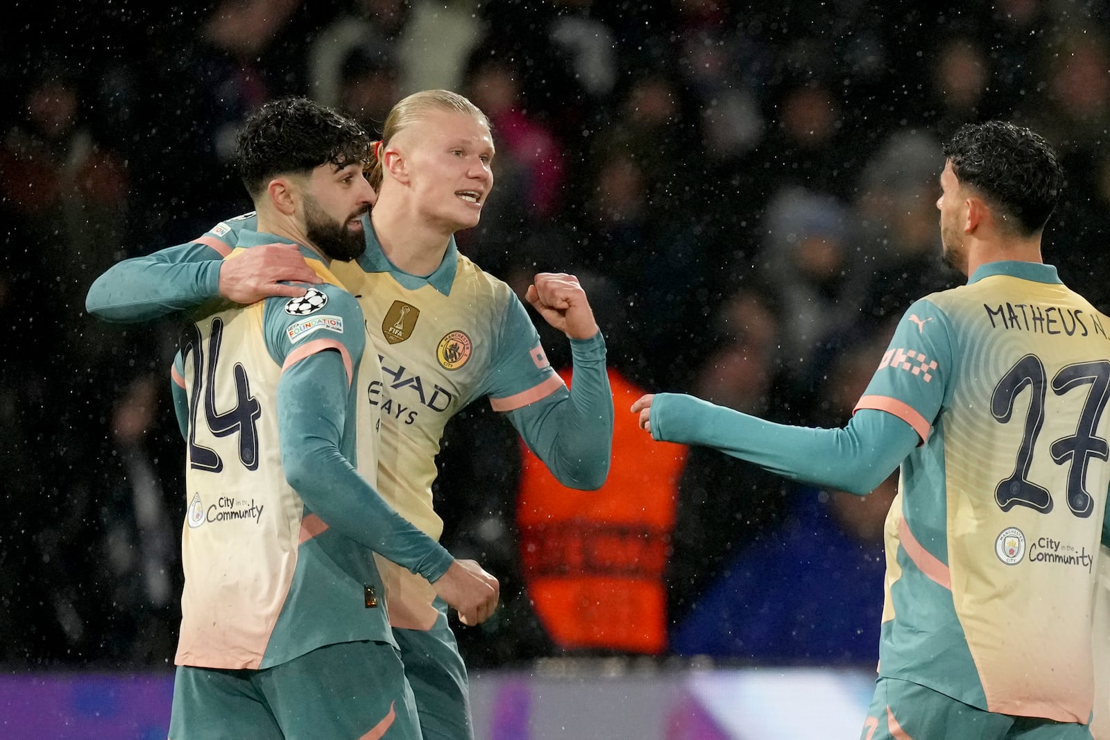 Manchester City's Erling Haaland, 2nd left, celebrates after scoring his side's second goal during a Champions League opening phase soccer match between Paris Saint-Germain and Manchester City at the Parc des Princes in Paris, Wednesday, Jan. 22, 2025. (AP Photo/Thibault Camus)